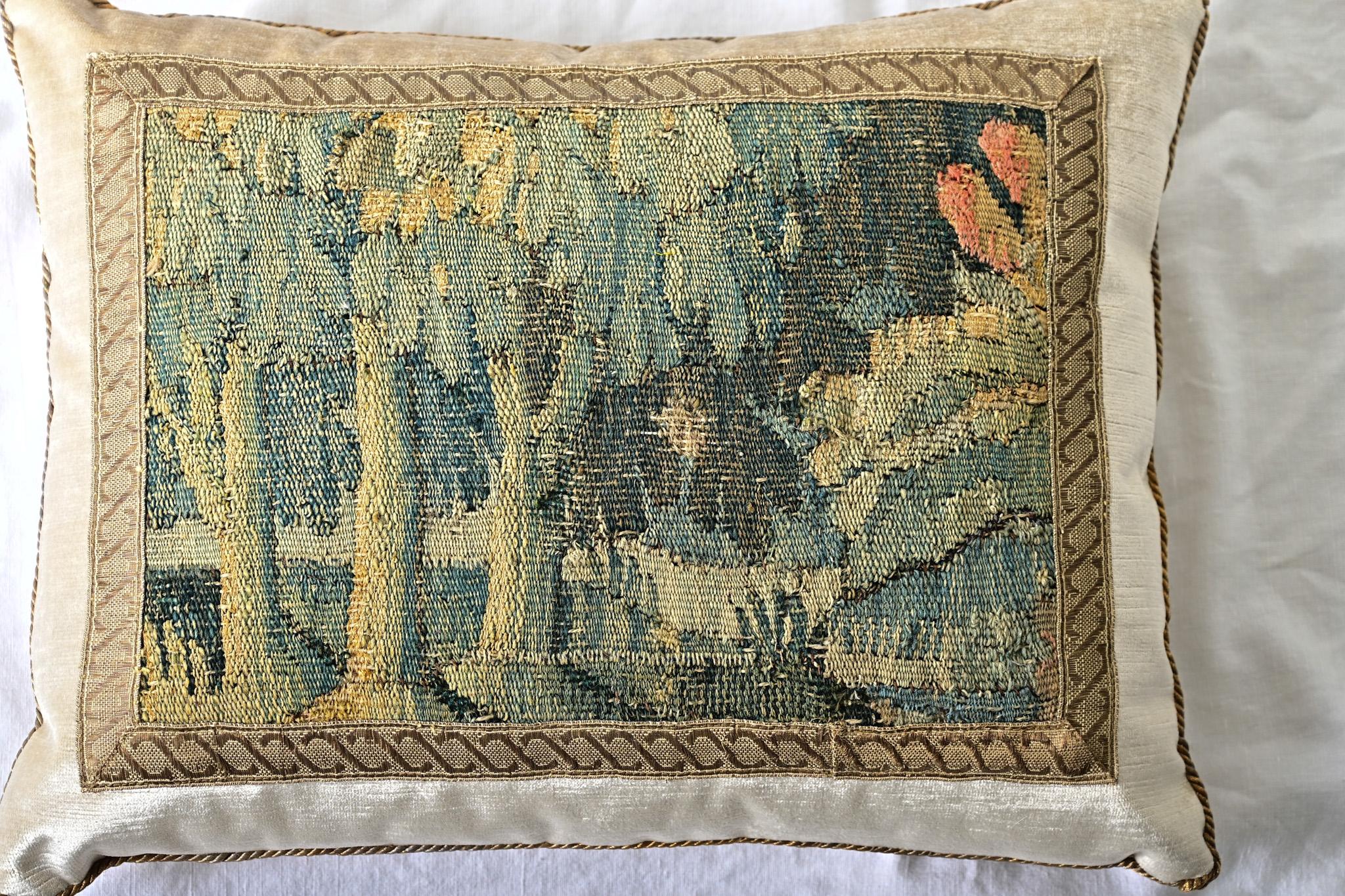 Français Coussin fragmenté de tapisserie ancienne BVIZ en vente