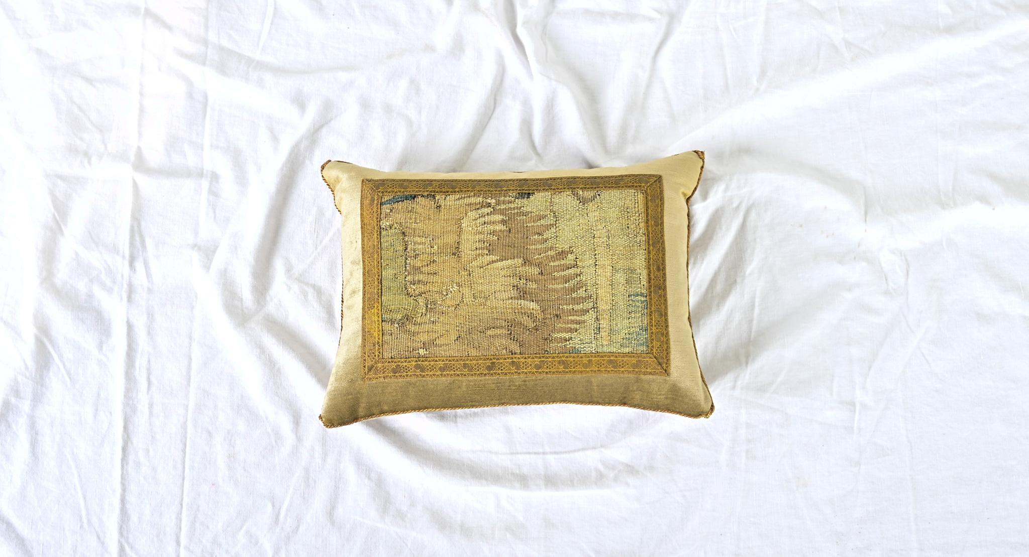 Français Coussin fragmenté de tapisserie ancienne BVIZ en vente
