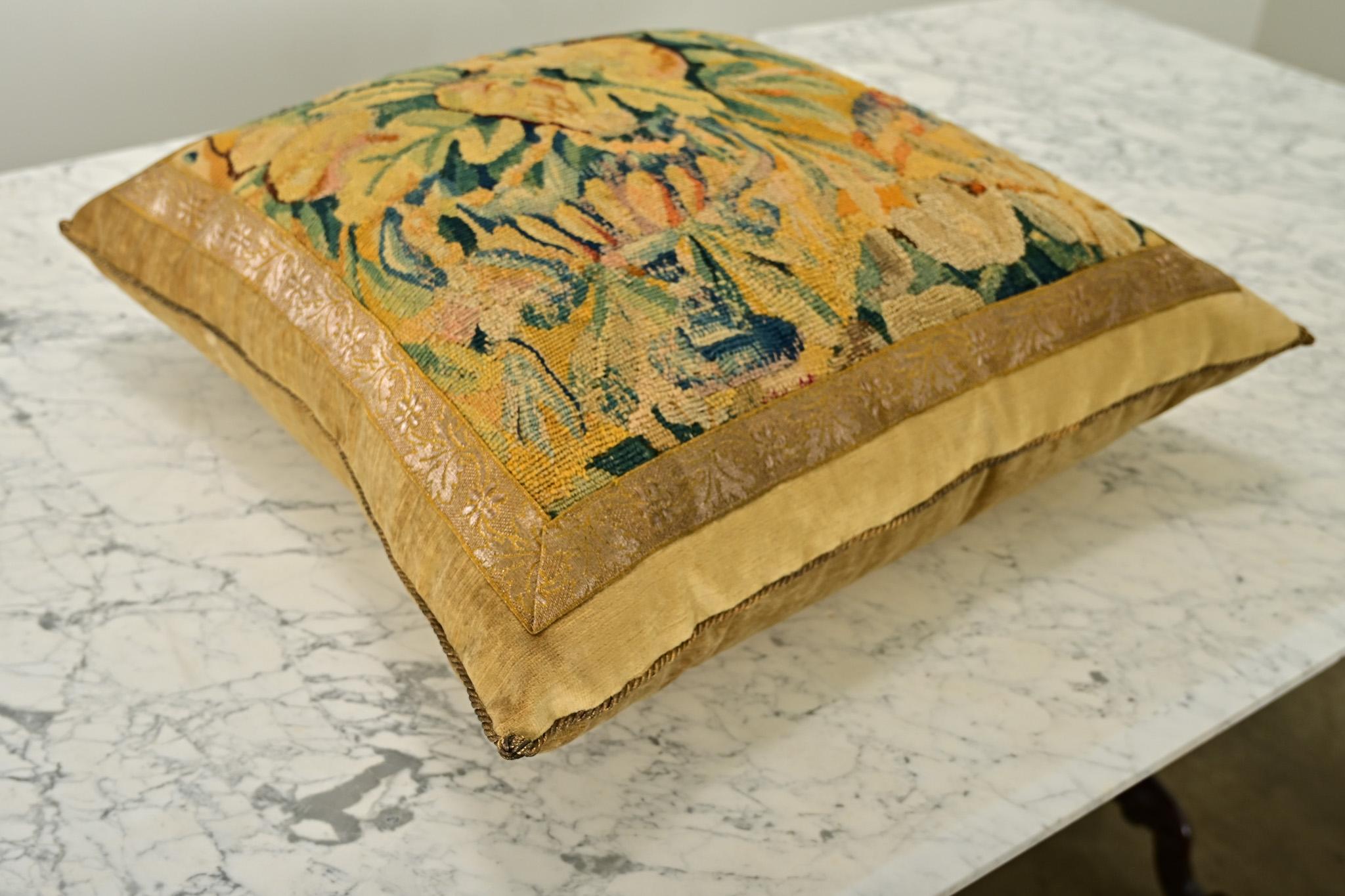 Altro Cuscino con frammenti di arazzo antico BVIZ in vendita
