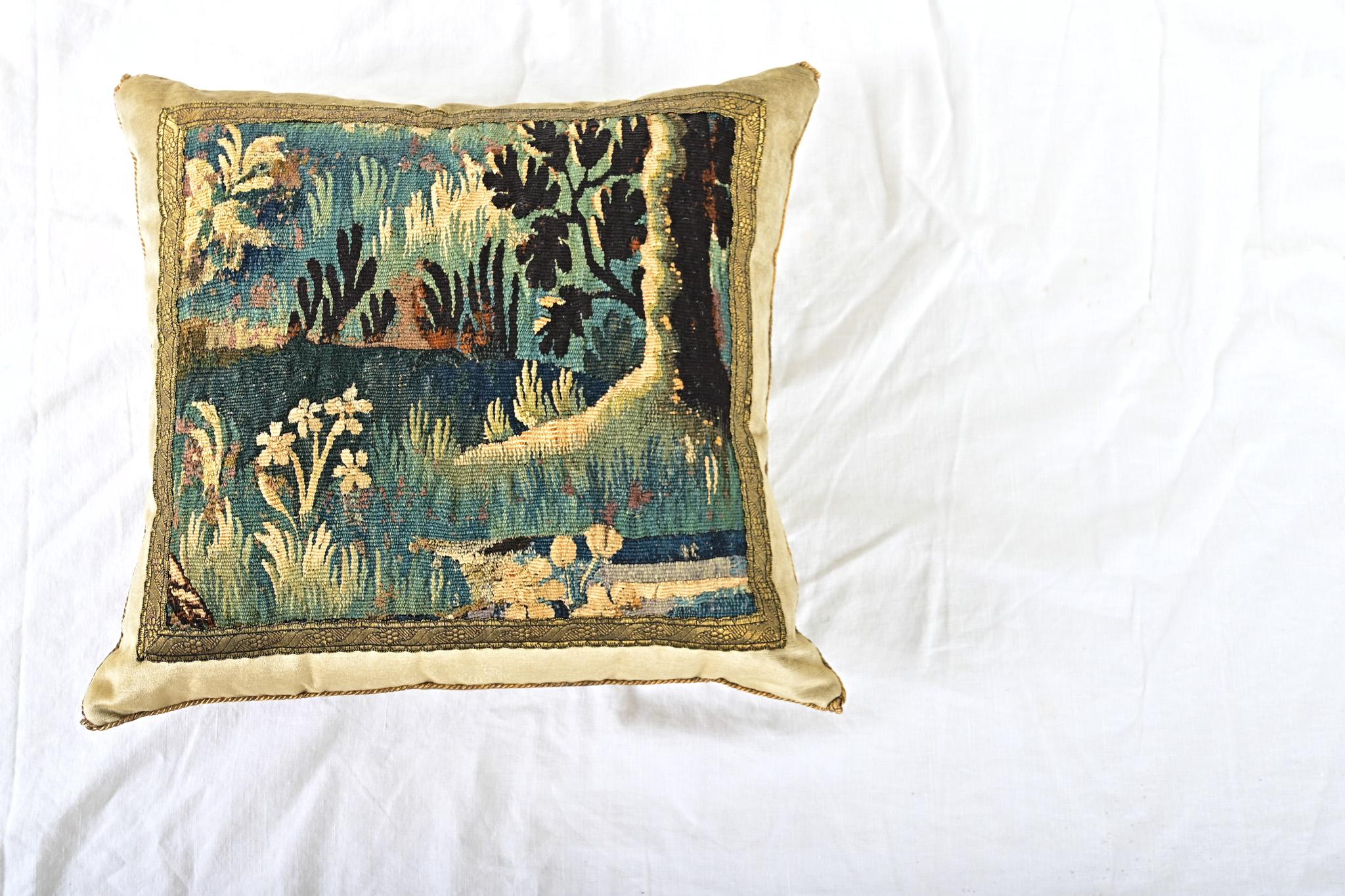 Tissage Coussin fragmenté de tapisserie ancienne BVIZ en vente