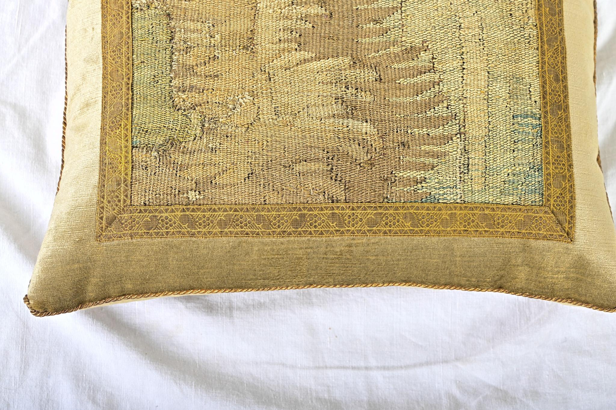 Tissage Coussin fragmenté de tapisserie ancienne BVIZ en vente