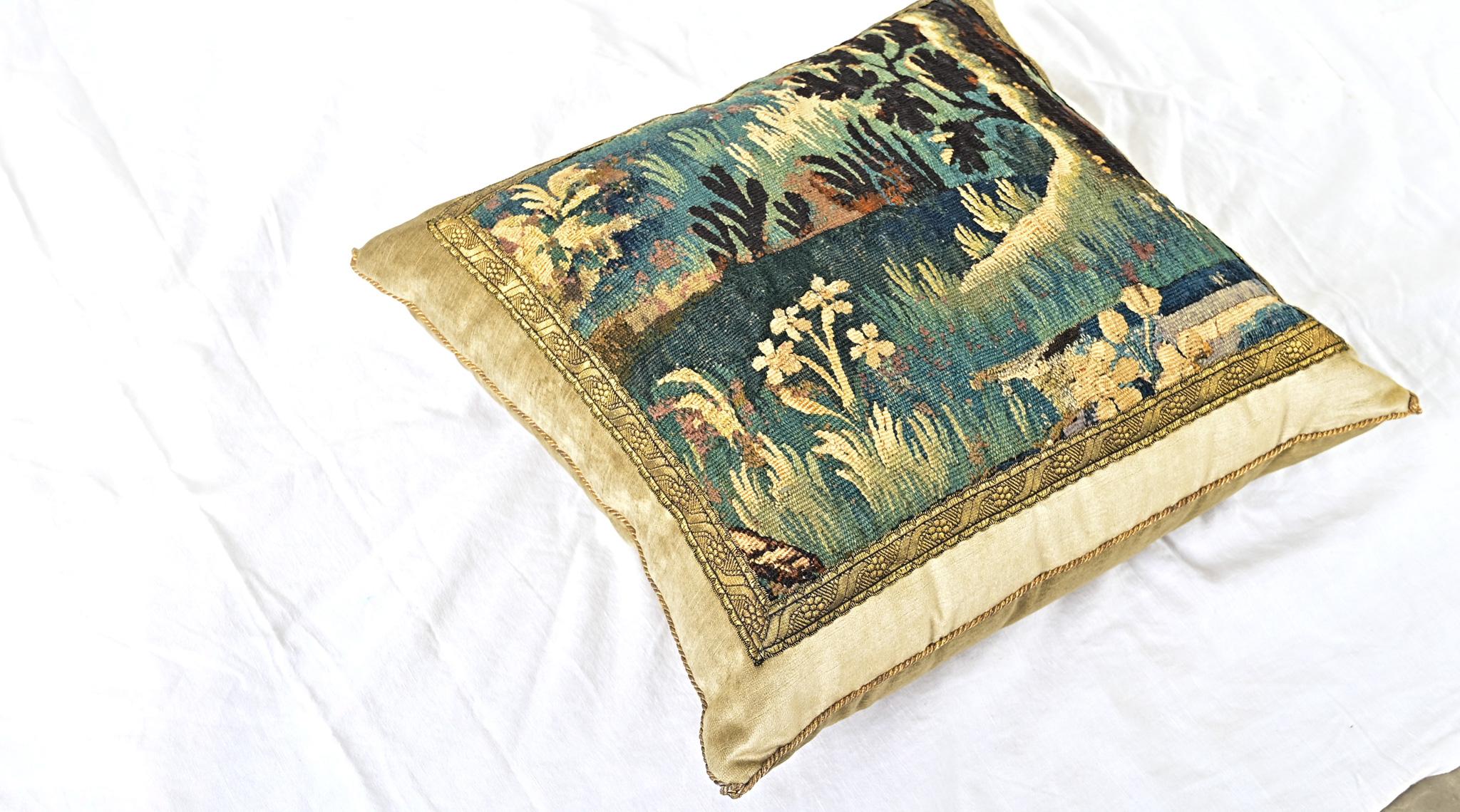 Coussin fragmenté de tapisserie ancienne BVIZ Bon état - En vente à Baton Rouge, LA