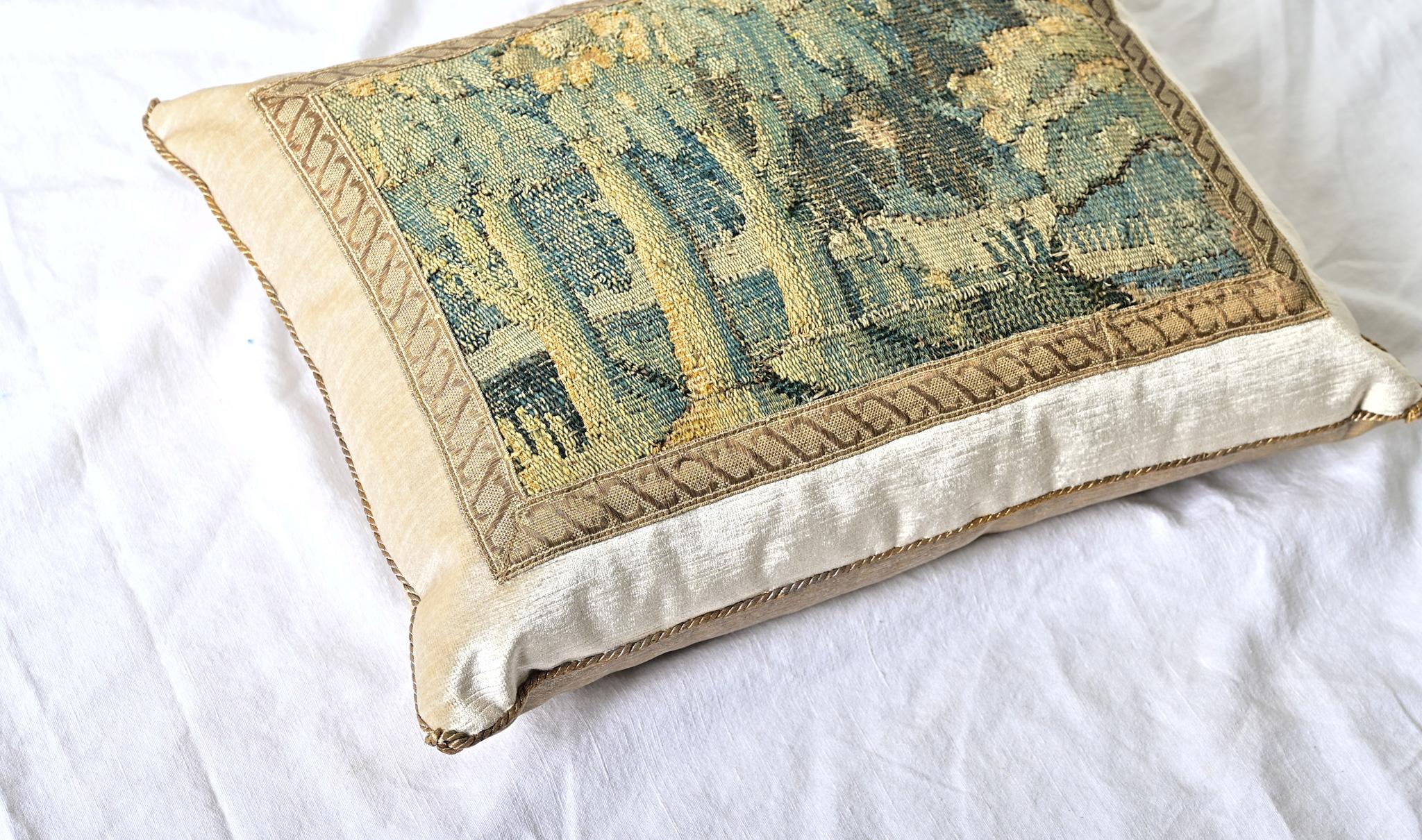 XXIe siècle et contemporain Coussin fragmenté de tapisserie ancienne BVIZ en vente