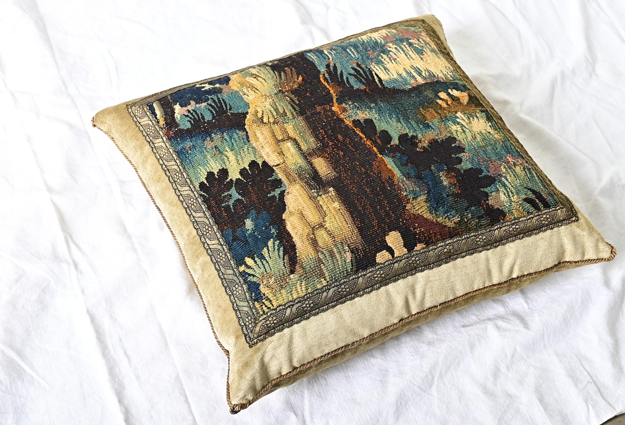 XXIe siècle et contemporain Coussin fragmenté de tapisserie ancienne BVIZ en vente