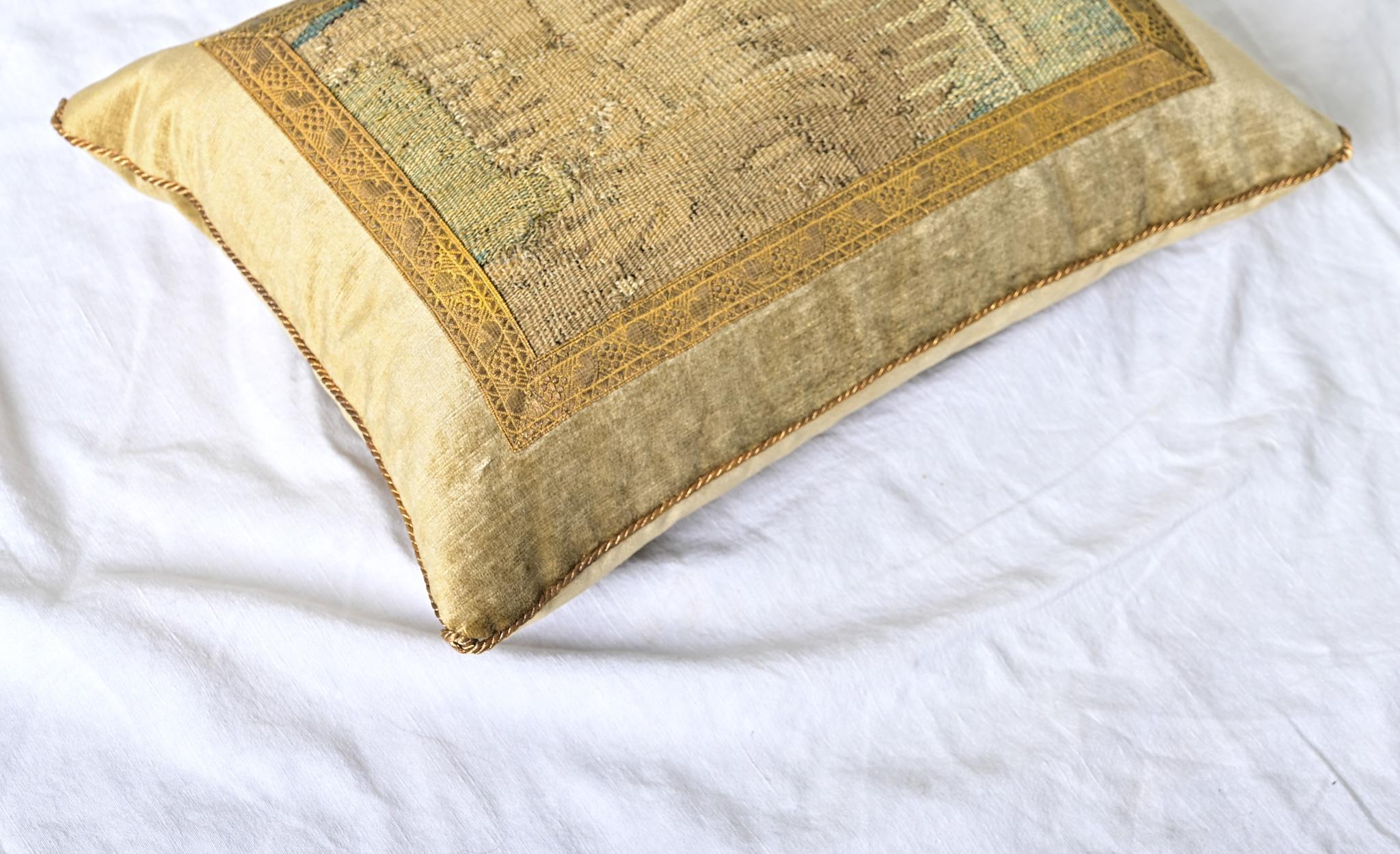 XXIe siècle et contemporain Coussin fragmenté de tapisserie ancienne BVIZ en vente