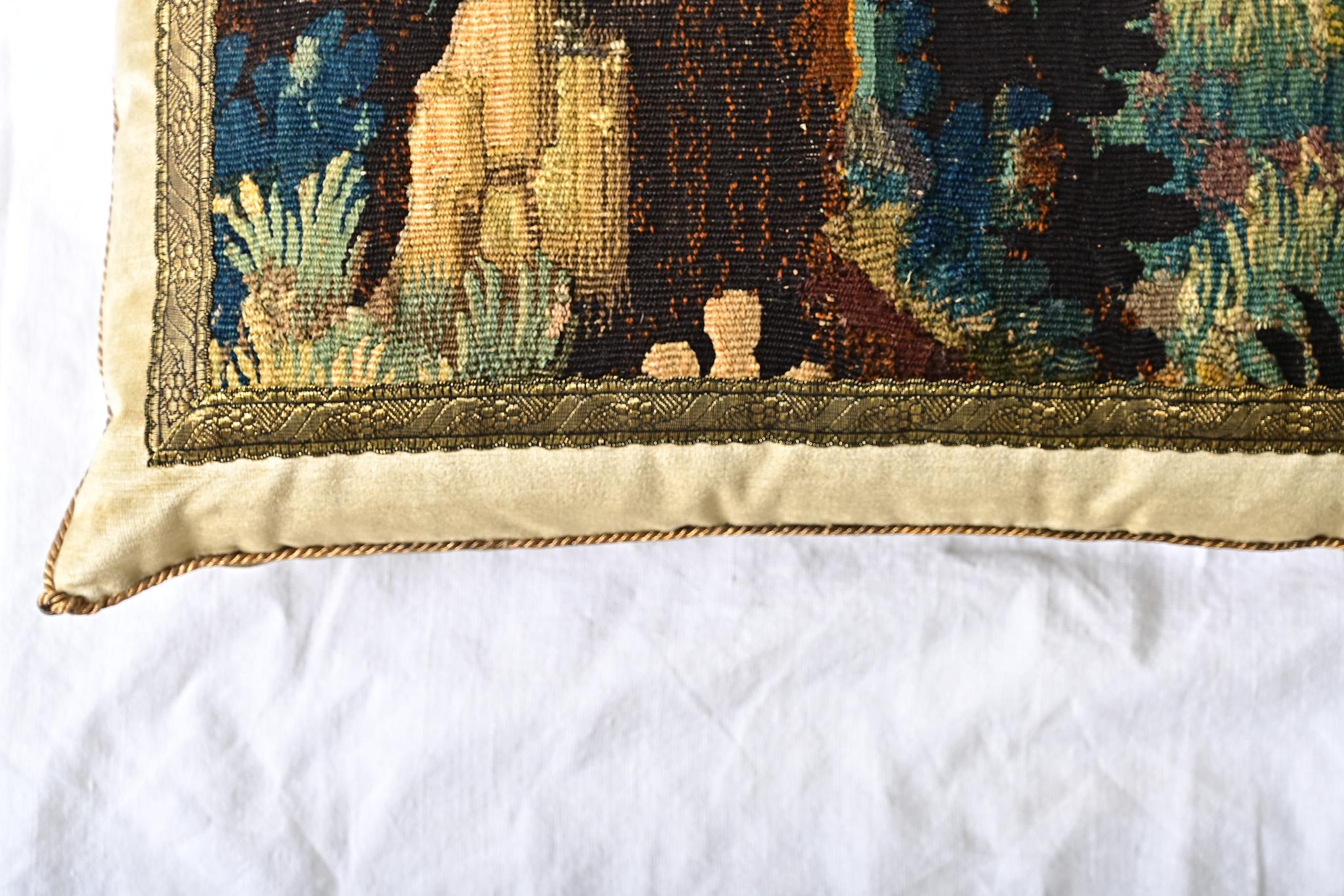 Textile Coussin fragmenté de tapisserie ancienne BVIZ en vente