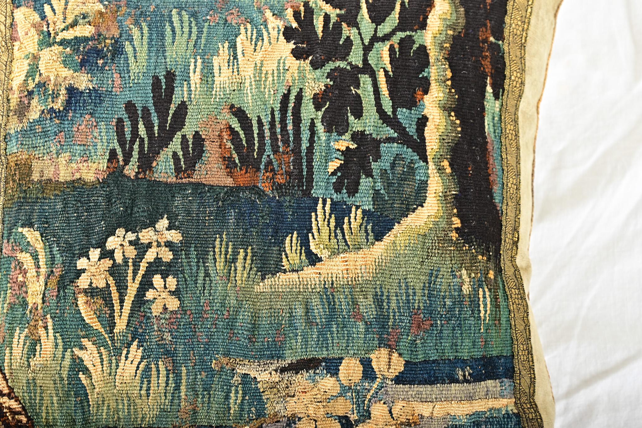 Coussin fragmenté de tapisserie ancienne BVIZ en vente 1