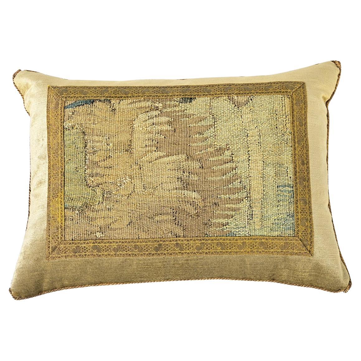 Coussin fragmenté de tapisserie ancienne BVIZ en vente