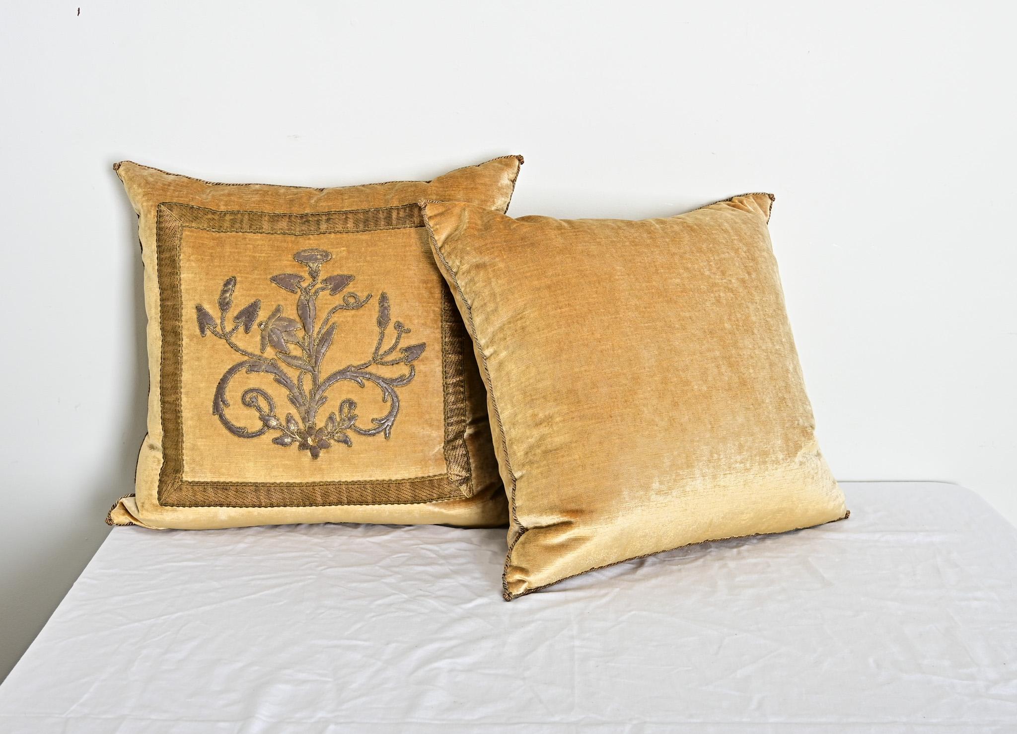 BVIZ Pareja de antiguos cojines europeos bordados en bronce alzado en venta 2