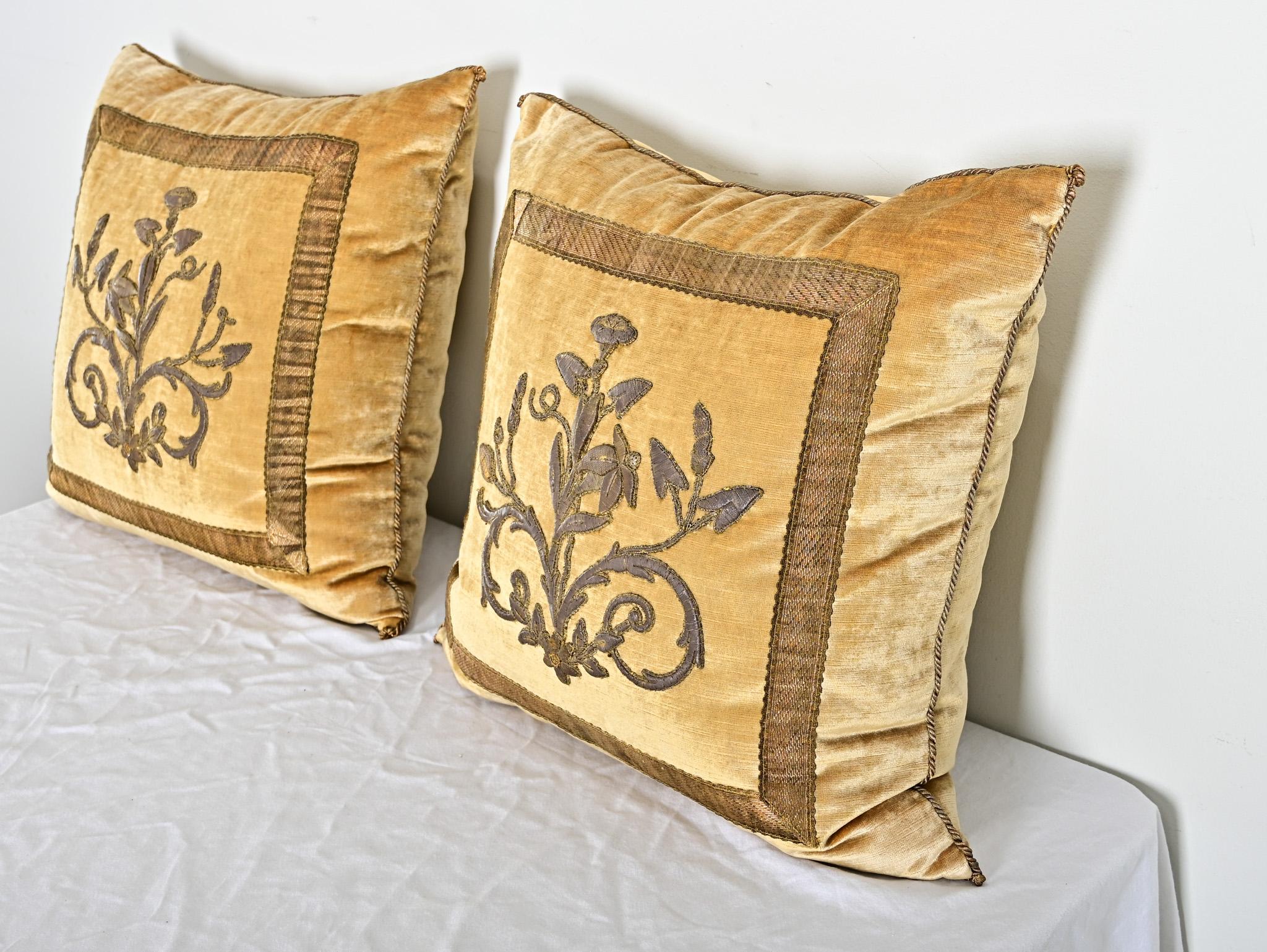 BVIZ Pareja de antiguos cojines europeos bordados en bronce alzado en venta 3