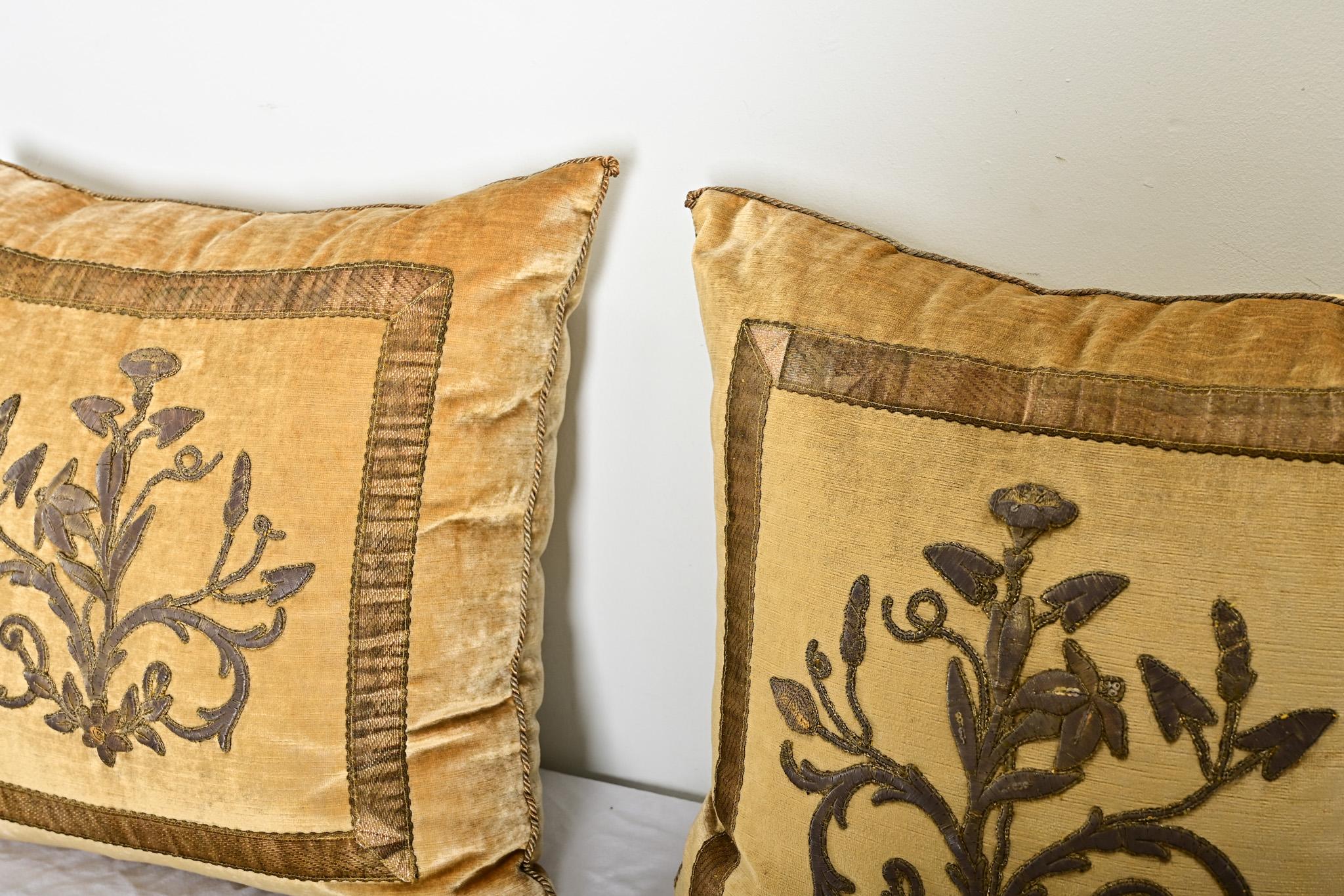 BVIZ Pareja de antiguos cojines europeos bordados en bronce alzado en Bueno estado para la venta en Baton Rouge, LA