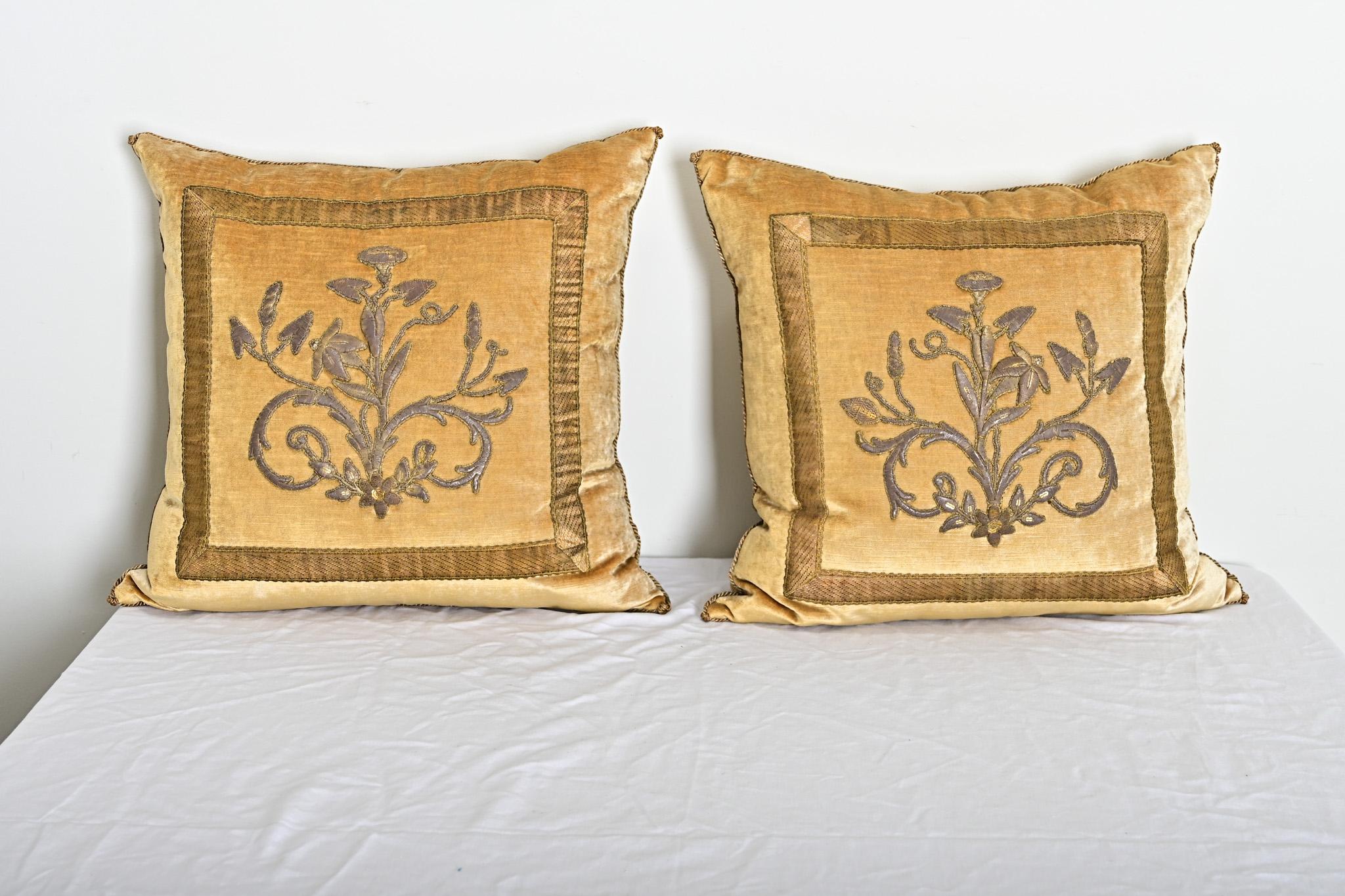 BVIZ Pareja de antiguos cojines europeos bordados en bronce alzado Siglo XXI y contemporáneo en venta