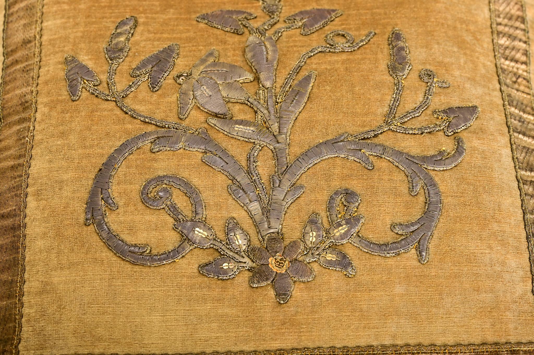 BVIZ Pareja de antiguos cojines europeos bordados en bronce alzado Terciopelo en venta