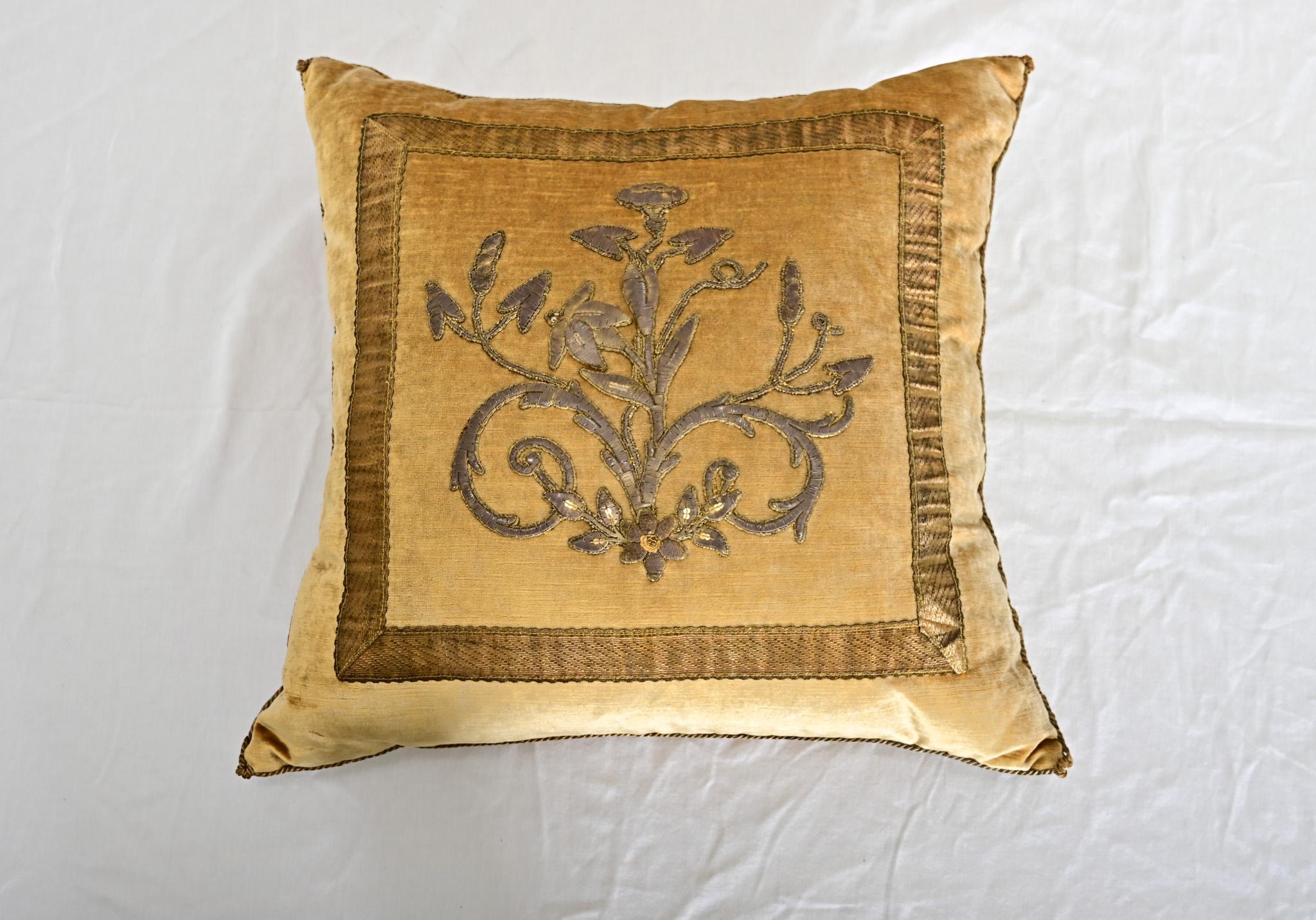 BVIZ Pareja de antiguos cojines europeos bordados en bronce alzado en venta 1
