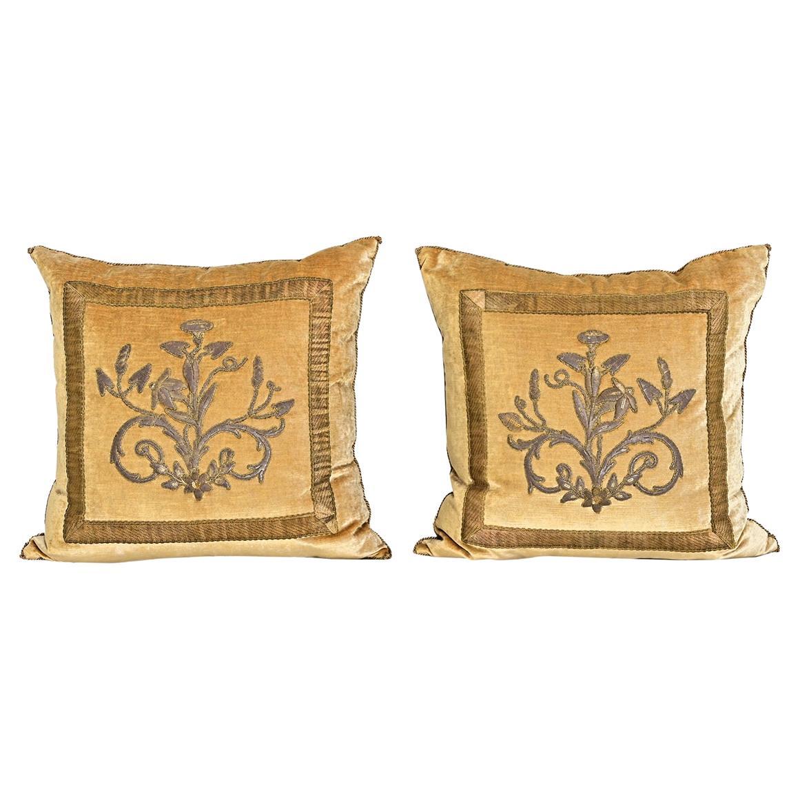 BVIZ Pareja de antiguos cojines europeos bordados en bronce alzado en venta