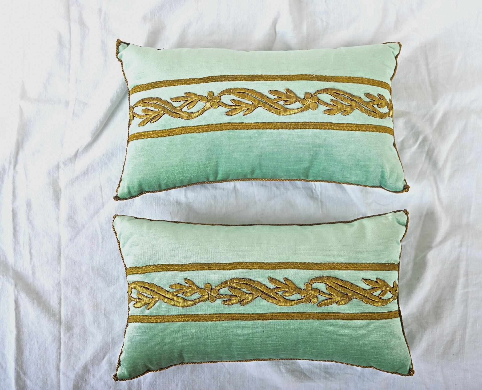 Paire de coussins récemment confectionnés à partir d'une antique broderie métallique dorée en relief de l'Empire ottoman, représentant des vignes enroulées en orientation linéaire, sur du velours vert menthe.  Garni à la main d'une cordelette