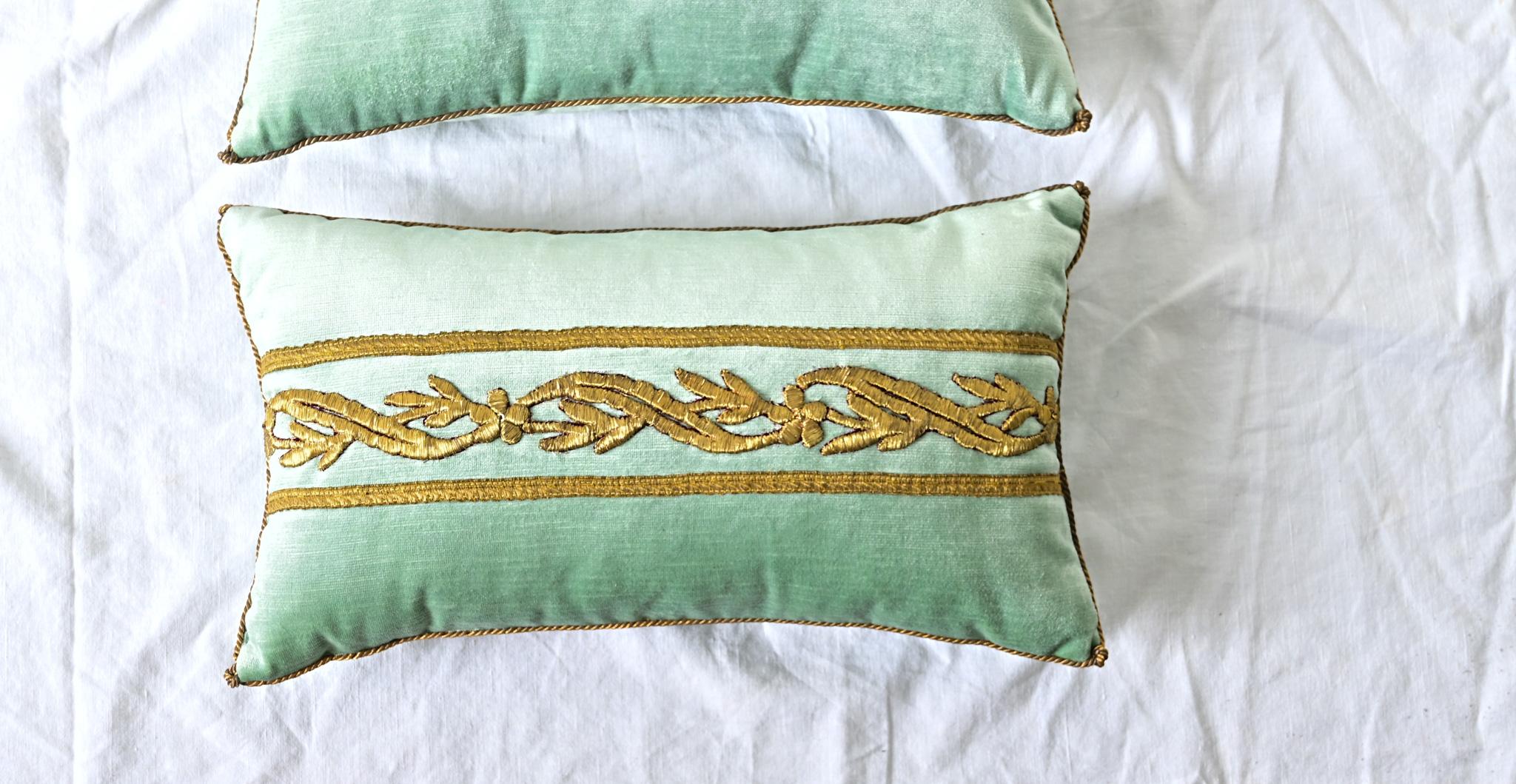 Brodé BVIZ Paire de coussins anciens Empire brodés d'or en vente