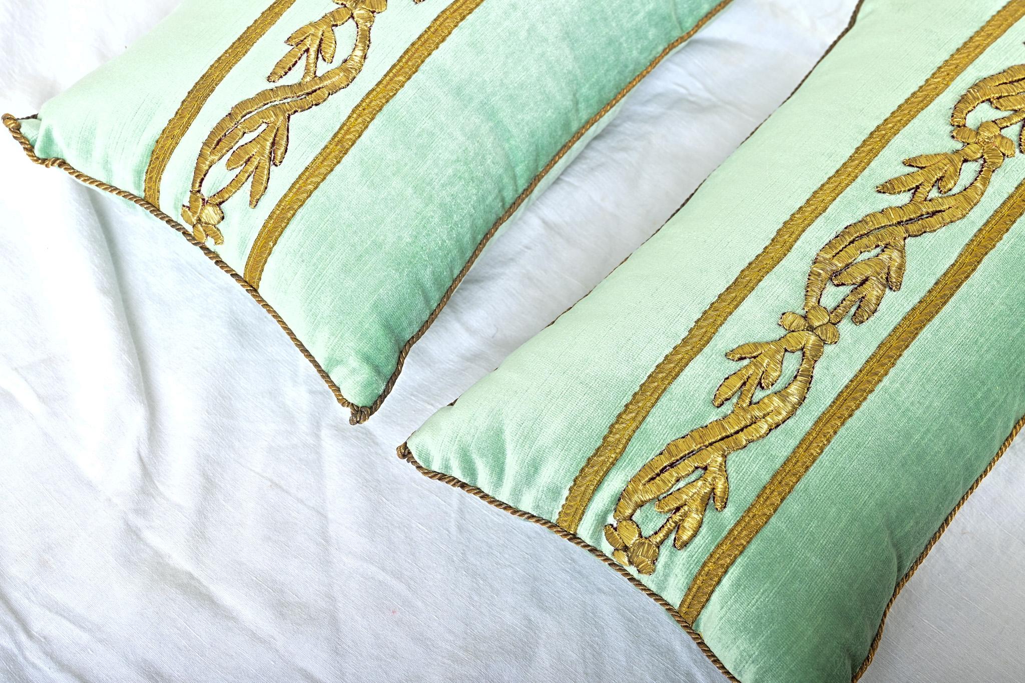 XXIe siècle et contemporain BVIZ Paire de coussins anciens Empire brodés d'or en vente