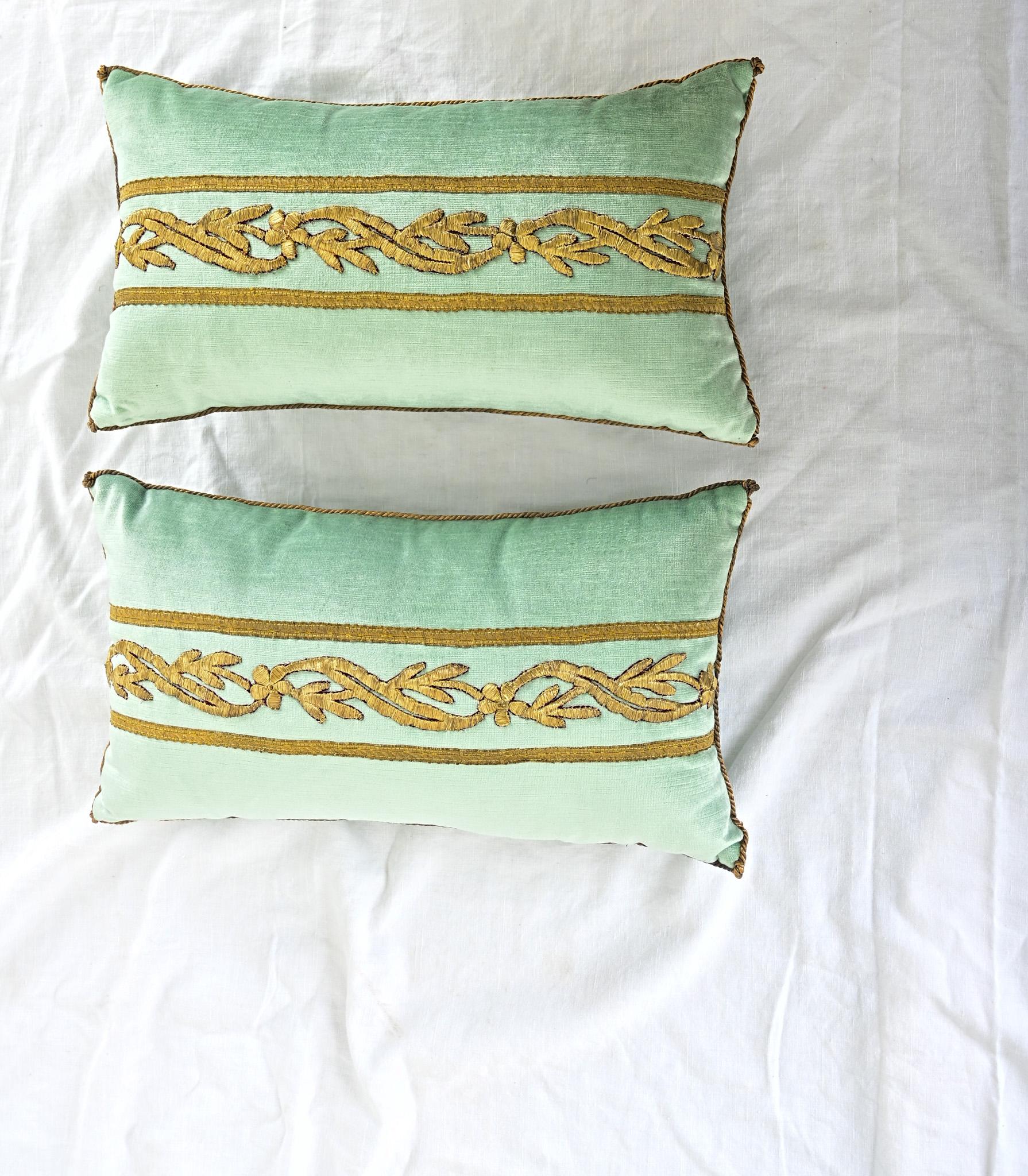 Velours BVIZ Paire de coussins anciens Empire brodés d'or en vente