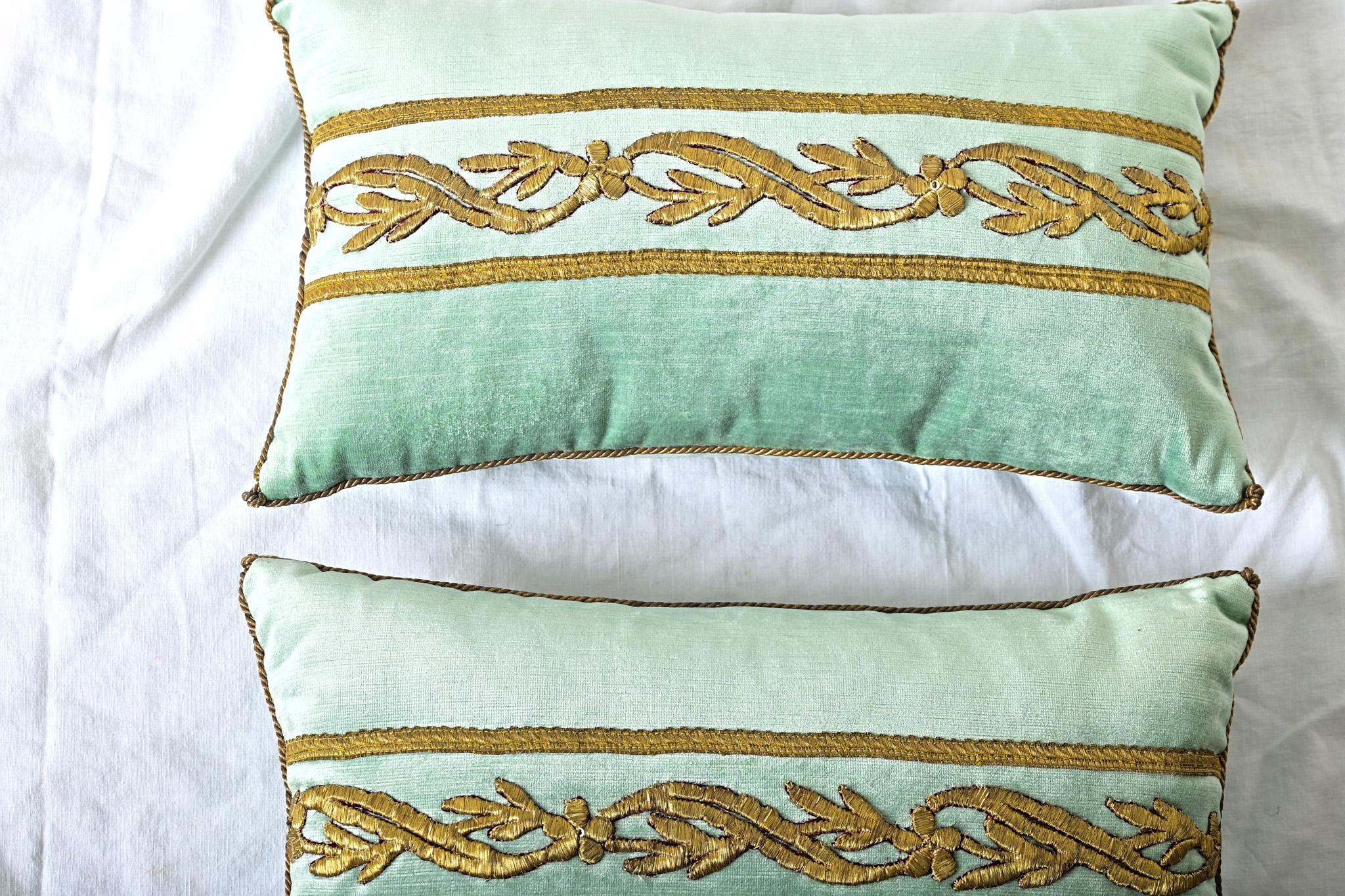 BVIZ Paire de coussins anciens Empire brodés d'or en vente 2