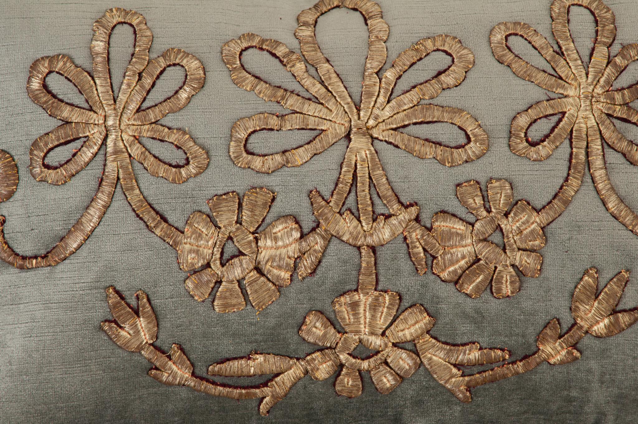 Turc I.VIZ Paire de coussins en broderie métallique à relief antique