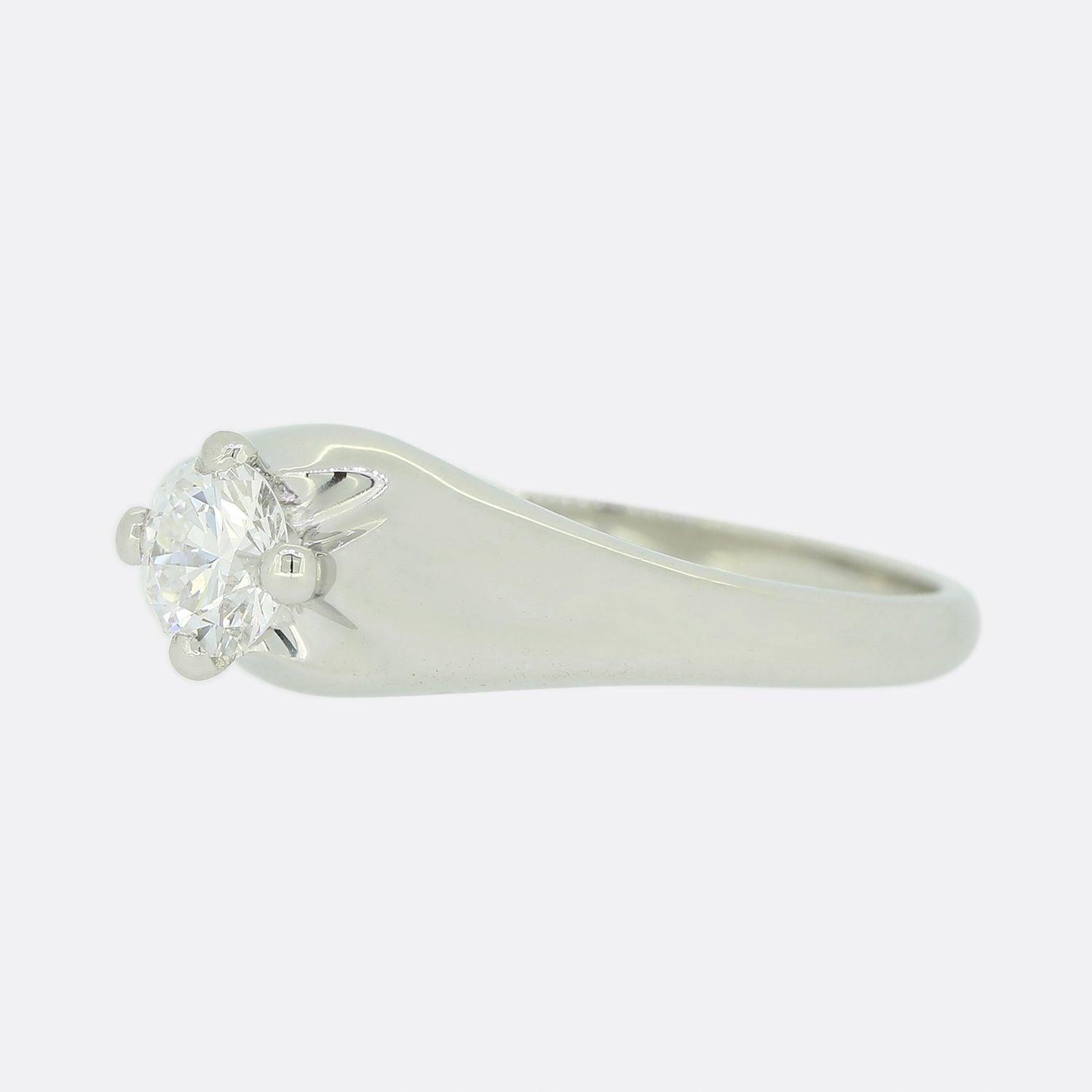 Questo è un anello di fidanzamento con diamante Bvlgari in platino. L'anello fa parte della collezione da sposa 