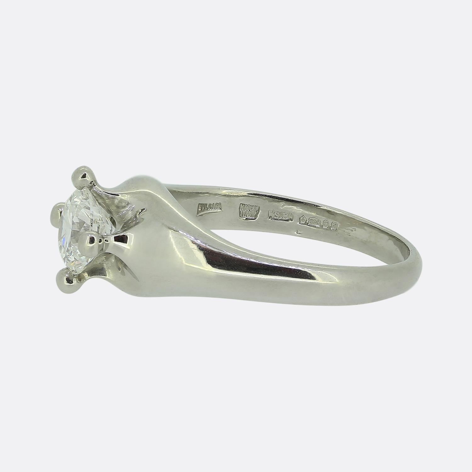 Voici une bague solitaire en diamant de la maison de joaillerie de luxe Bvlagri, de renommée mondiale. Cette pièce en platine fait partie de la Collection S. Elle met en valeur un diamant rond de 0,70 carat taillé en brillant, qui repose fièrement