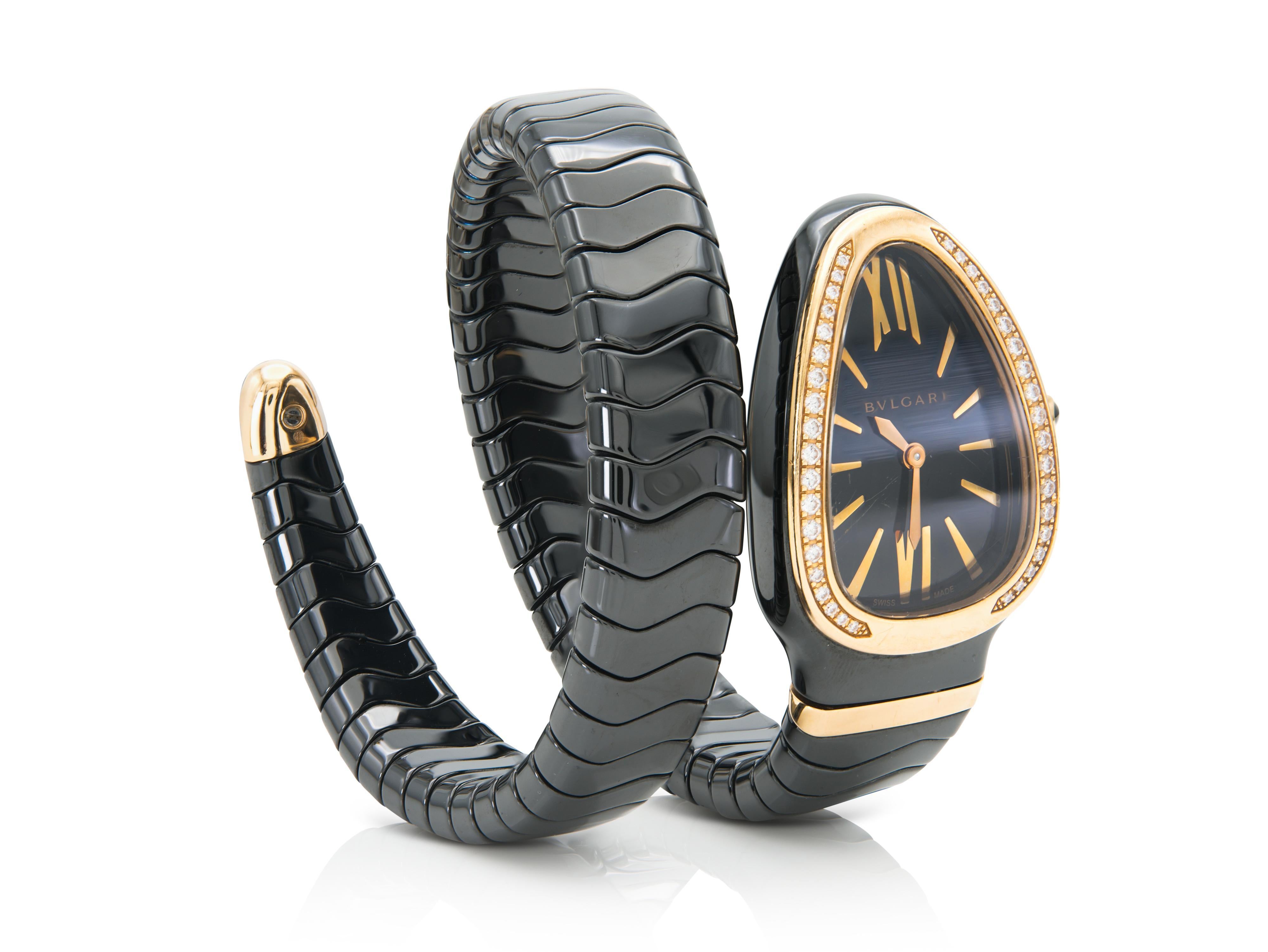 Finement réalisée en or rose 18 carats et en céramique noire avec un cadran laqué noir et des diamants ronds taillés en brillant.
Signé par Bvlgari
Face 35 mm