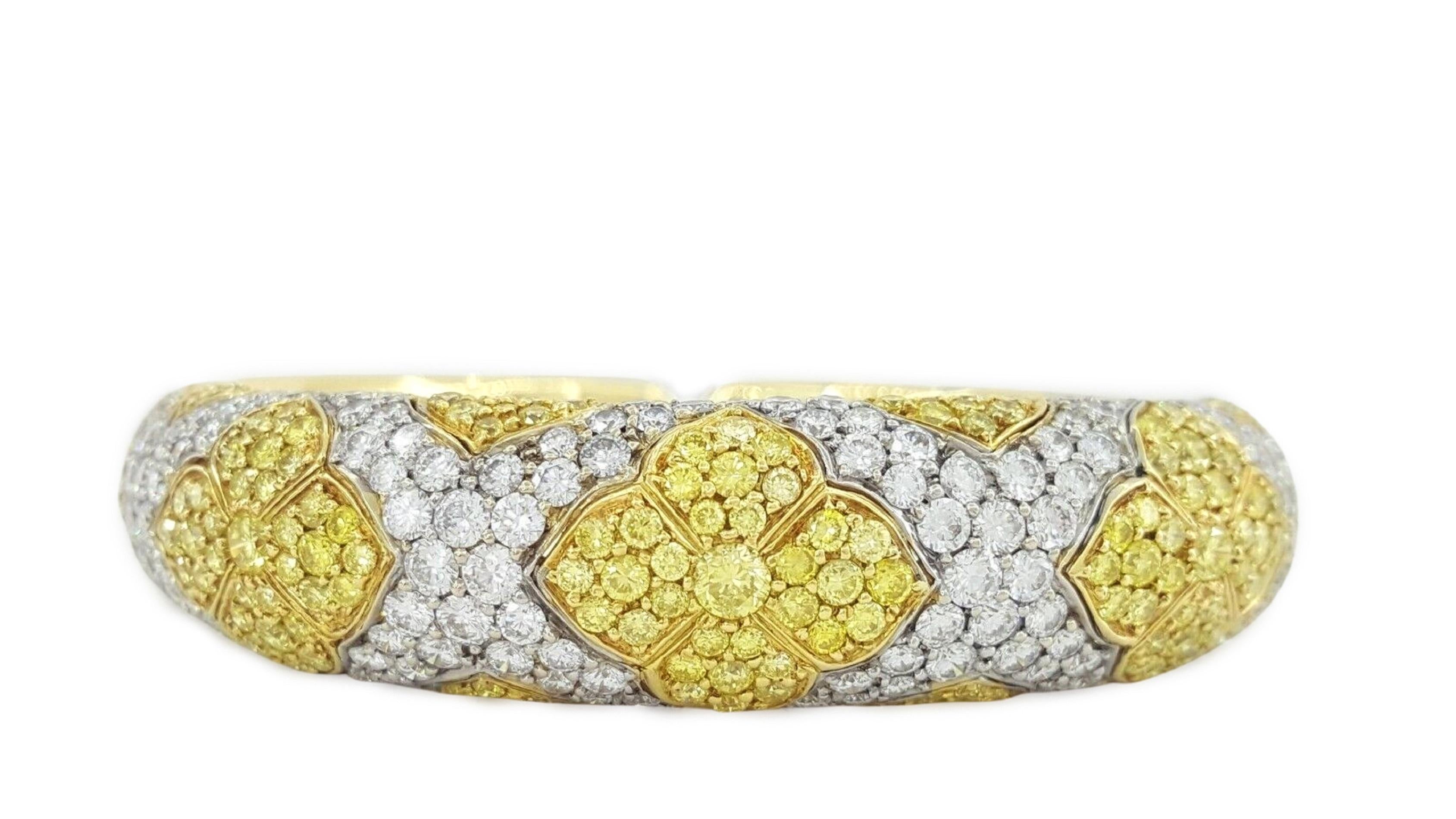 Taille ronde Bvlgari Bracelet manchette en or jaune 18 carats avec diamants jaunes et blancs fantaisie de 10 carats en vente