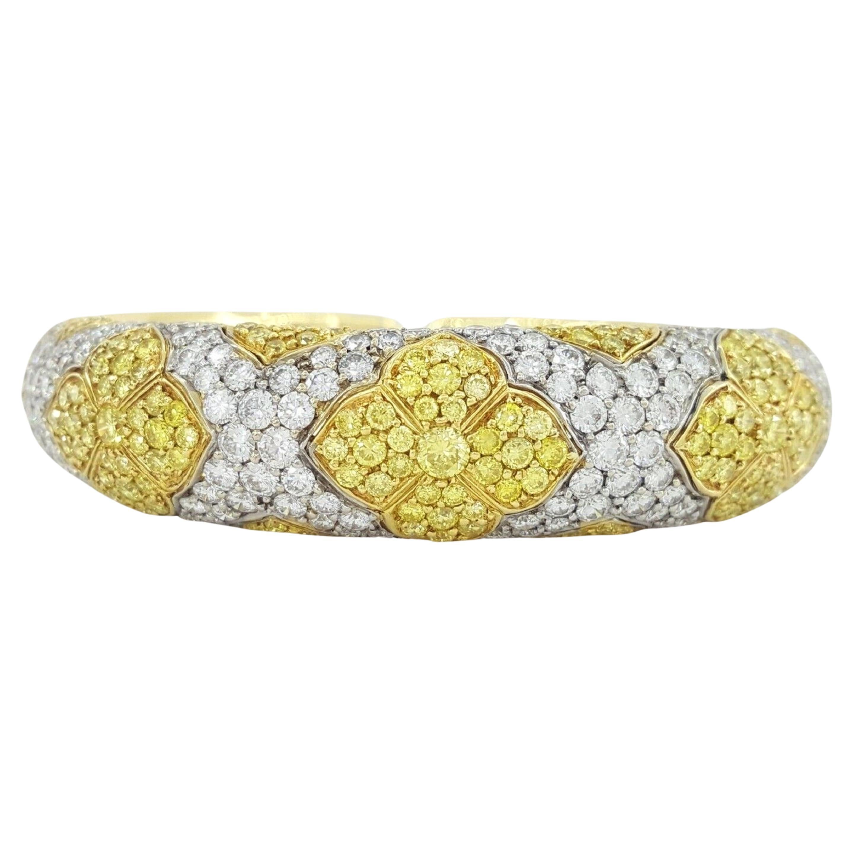 Bvlgari Bracelet manchette en or jaune 18 carats avec diamants jaunes et blancs fantaisie de 10 carats en vente