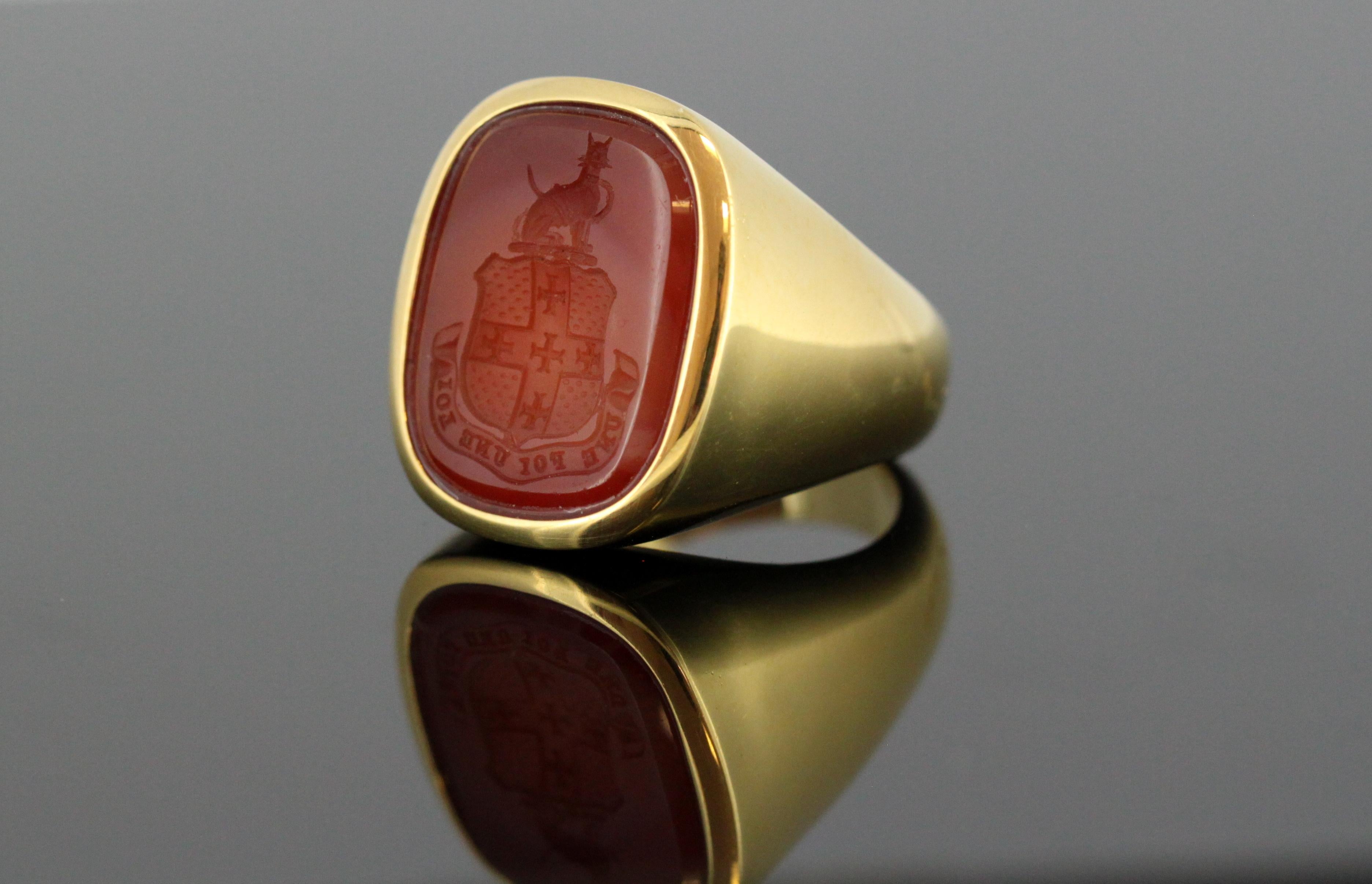 Vintage 18k yellow gold carnelian seal ring. The seal has 