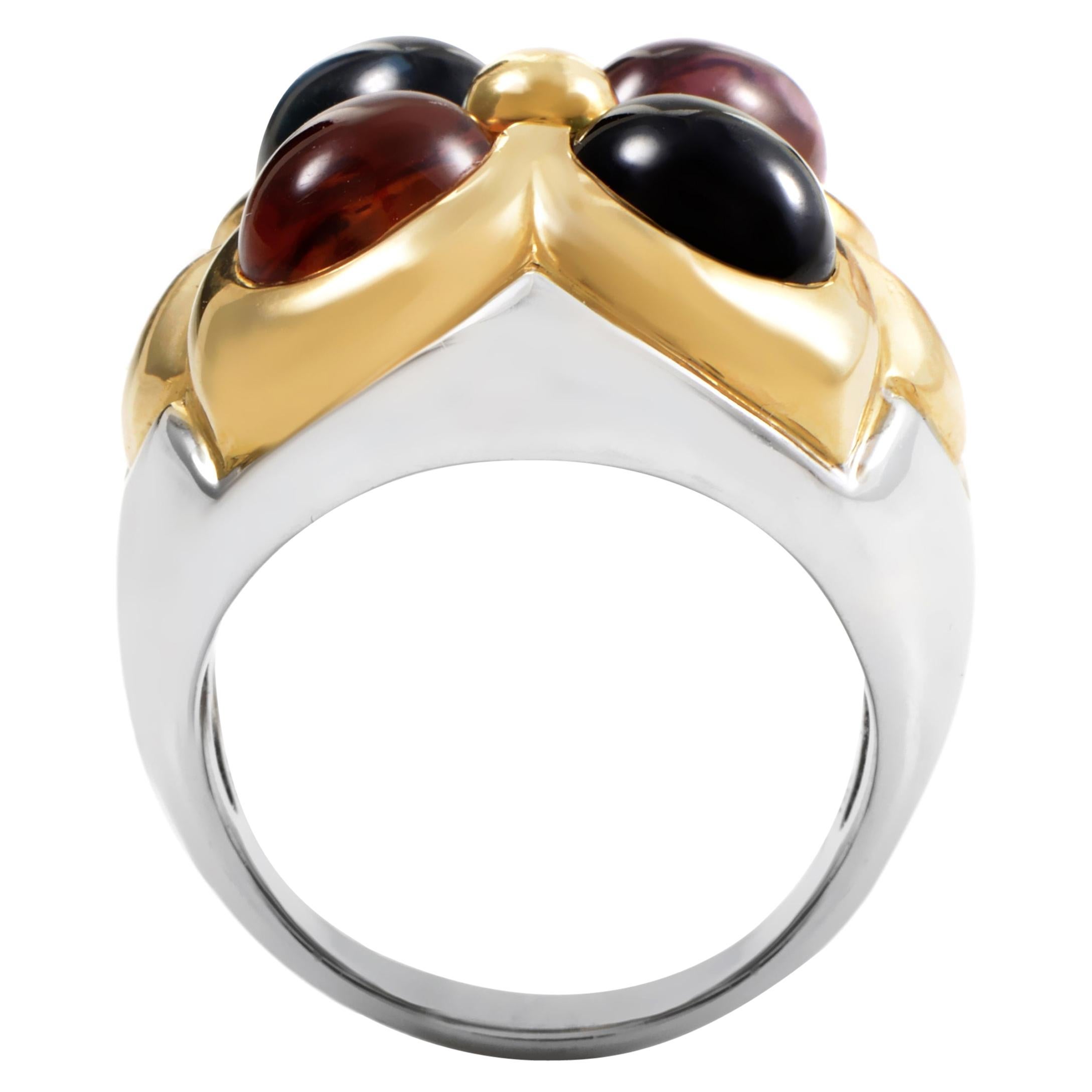 Dieser Ring von Bvlgari ist aus 18 Karat Weiß- und Gelbgold gefertigt und mit mehreren Edelsteinen besetzt. Der Ring wiegt insgesamt 16::4 Gramm und verfügt über ein 5 mm breites Band:: die Ringhöhe beträgt 8 mm und die Ringspitze misst 20 mm x 15