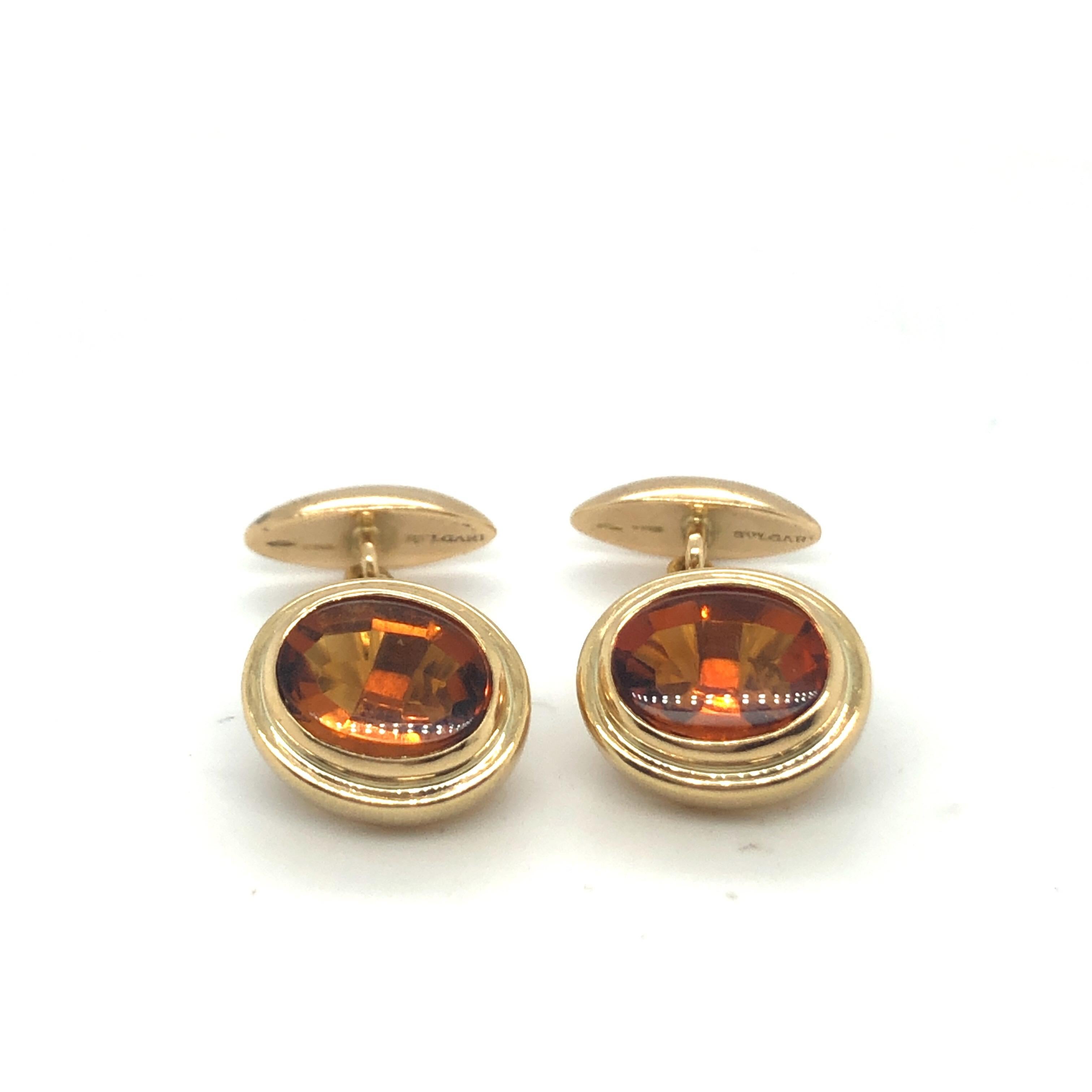Handsome pair of 18 karat yellow gold and citrine chain link cufflinks by the prestigious Italian brand Bvlgari.
The faces of these cufflinks are bezel set with two oval citrines featuring a slightly domed polished crown and a faceted pavilion.