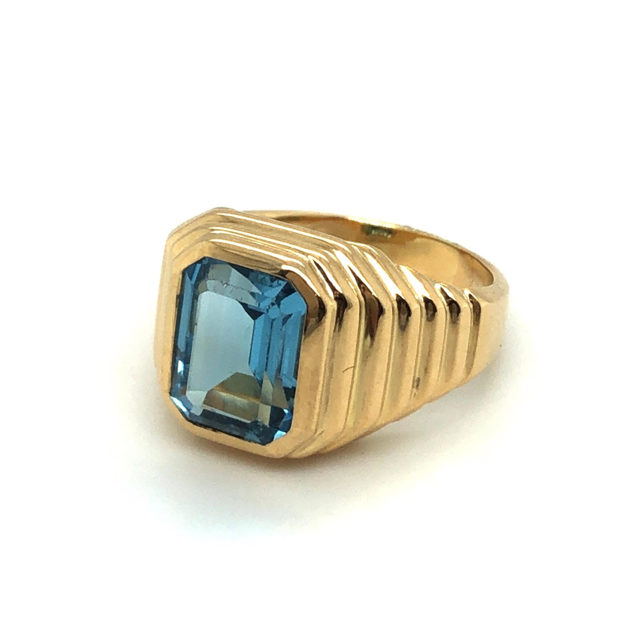 Rare 18 karat yellow gold and blue topaz cocktail ring by renowned Italian brand Bvlgari, 1990s.
Crafted in 18 karat yellow gold, the ring head designed as a step pyramid culminating in a luminous octagonal blue topaz of circa 3.6 carats.
This jewel