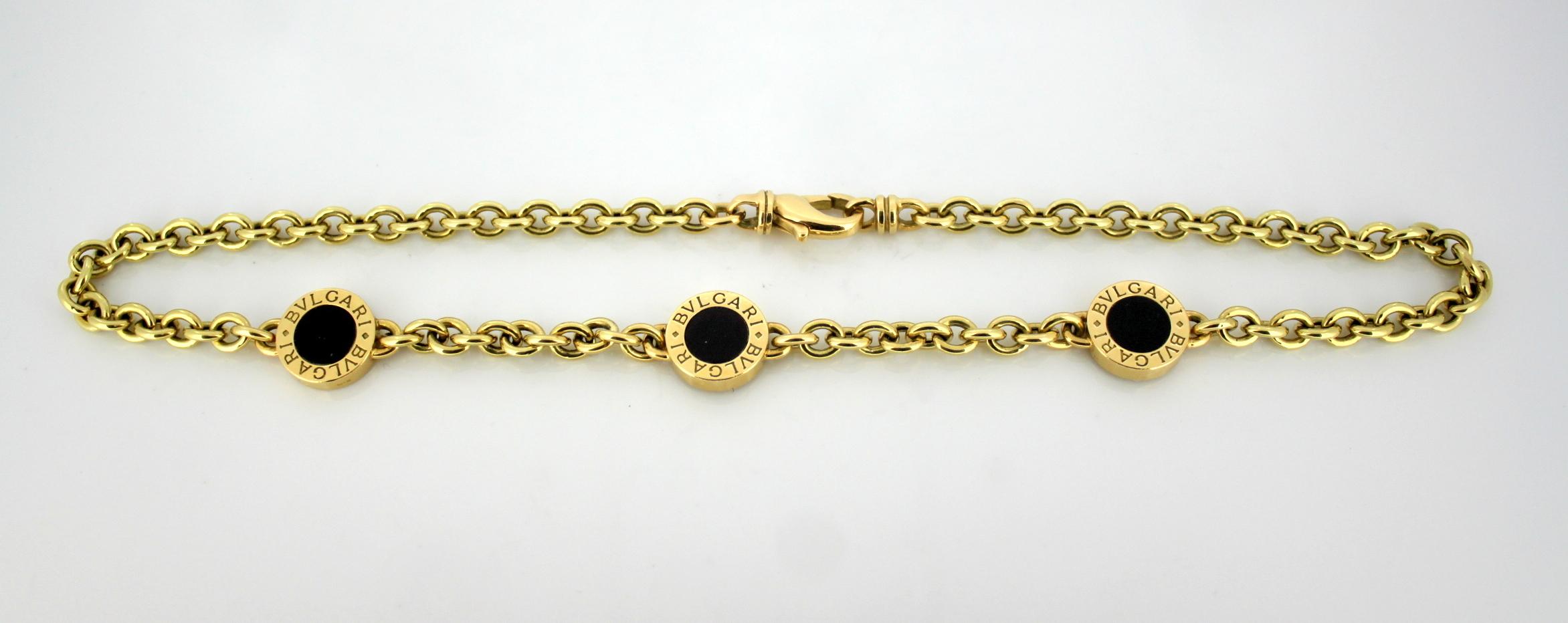 Vintage 18k yellow gold ladies necklace with onyx 
Designer : Bvlgari 
Made in : Italy Circa.1990's 
Fully hallmarked 

Dimensions - 
Length x Width : 40 x 2 cm 
Weight : 31 grams 

Condition: Necklace is pre-owned, has some minor wear from general