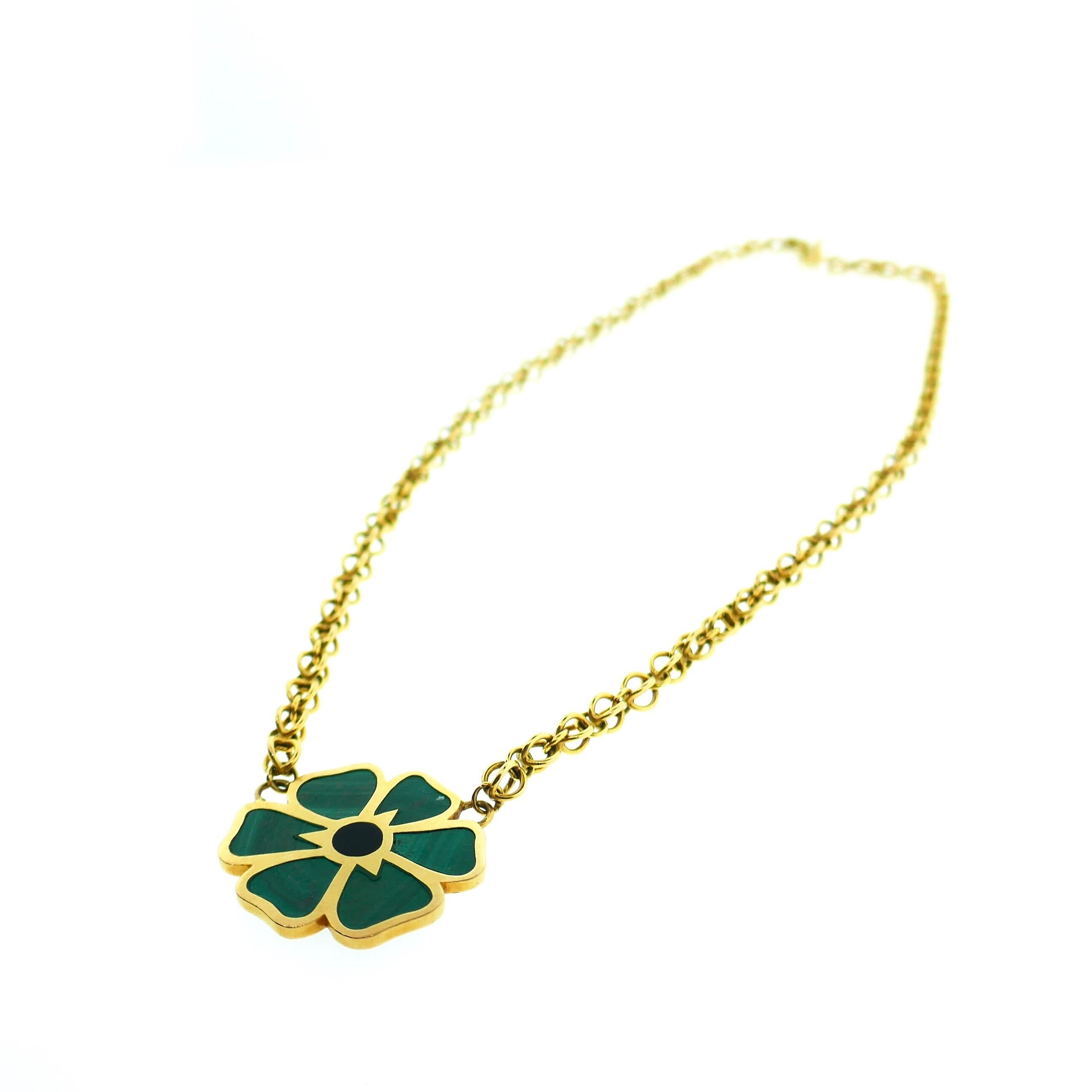 Bvlgari 18 Karat Yellow Gold Malachite Onyx Flower Necklace

This is a beautiful Bvlgari malachite and onyx flower necklace. 

Weight: 26.1 Grams 

Dimensions: 15.25