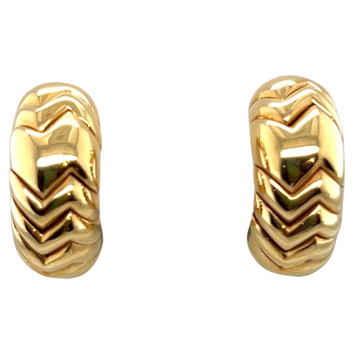 Elegante par de pendientes de medio aro 