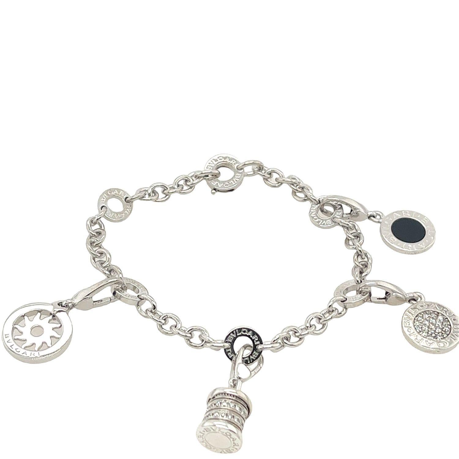Ein wunderschönes Armband von Bvlgari mit 4 Charms, die mit Diamanten und schwarzem Onyx in 18 Karat Weißgold gefasst sind. 
Dies ist ein fantastisches Schmuckstück, das ein Leben lang hält und zu jedem Outfit getragen werden kann.
Gesamtgewicht: