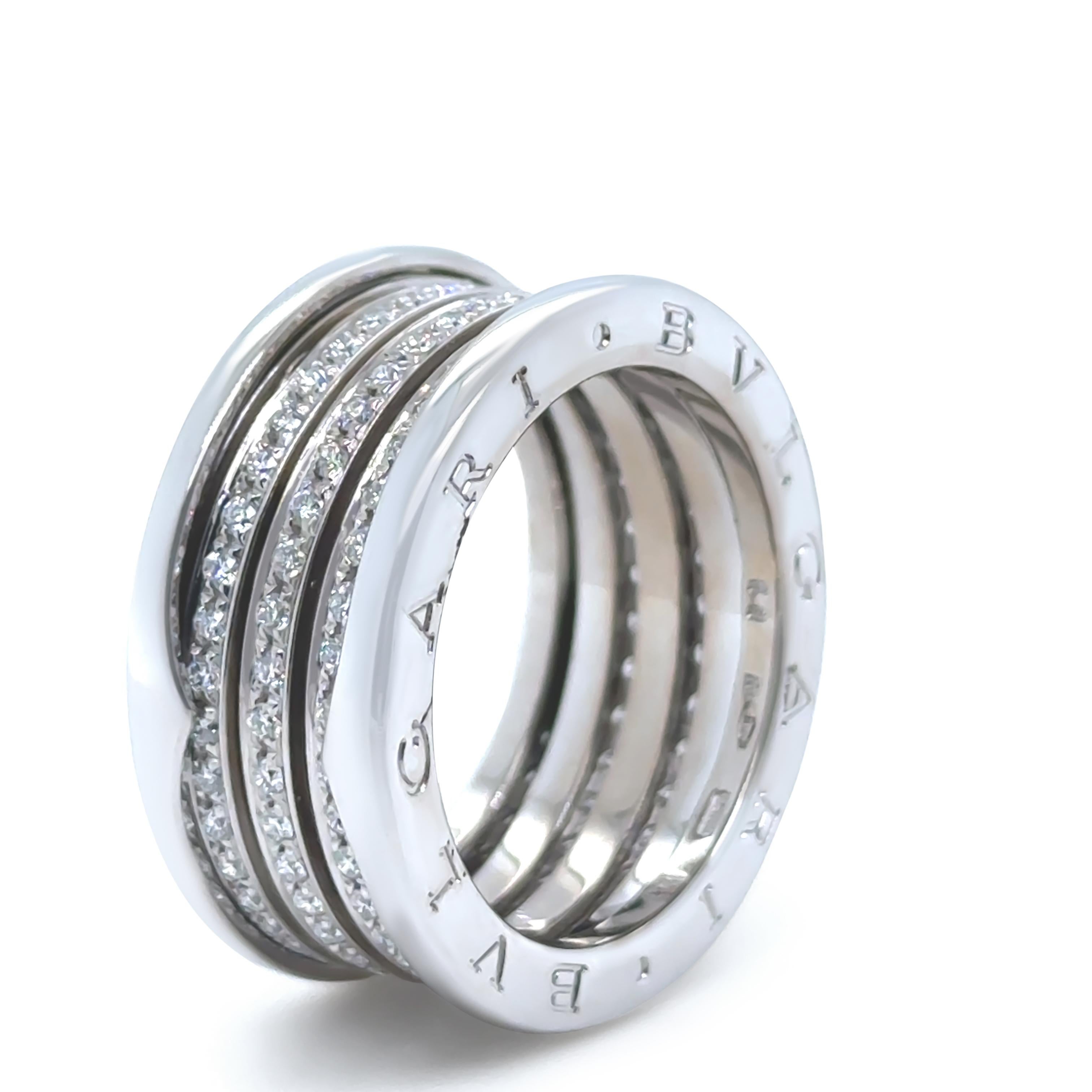 Dieser kühne und ikonische Ring B.Zero1 mit 4 Bändern aus dem Hause Bvlgari ist aus luxuriösem 18-karätigem Weißgold gefertigt und wiegt 17,38 g. Der Ring hat eine moderne spiralförmige Silhouette mit vier inneren Bändern, die mit runden Diamanten