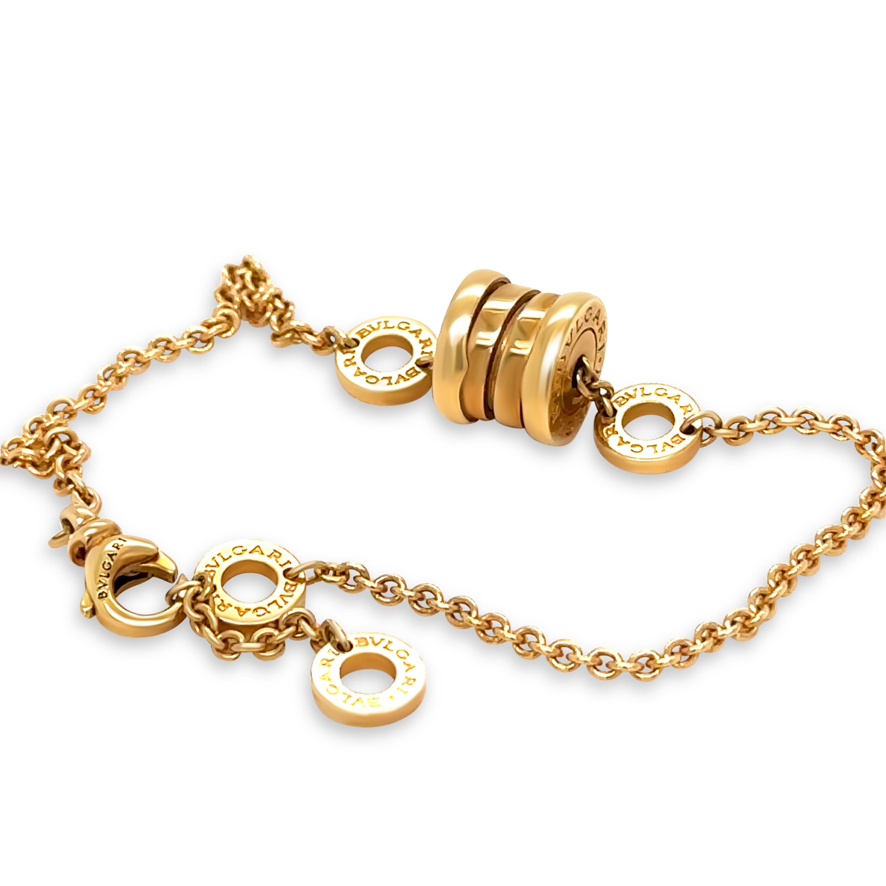Ein ikonisches Bvlgari B.zero1 Armband aus luxuriösem 18-karätigem Gelbgold, mit einem Gewicht von 7,1 Gramm. Dieses Stück zeigt die Eleganz und Modernität des berühmten Bvlgari-Designs und ist damit eine zeitlose Ergänzung für jede
