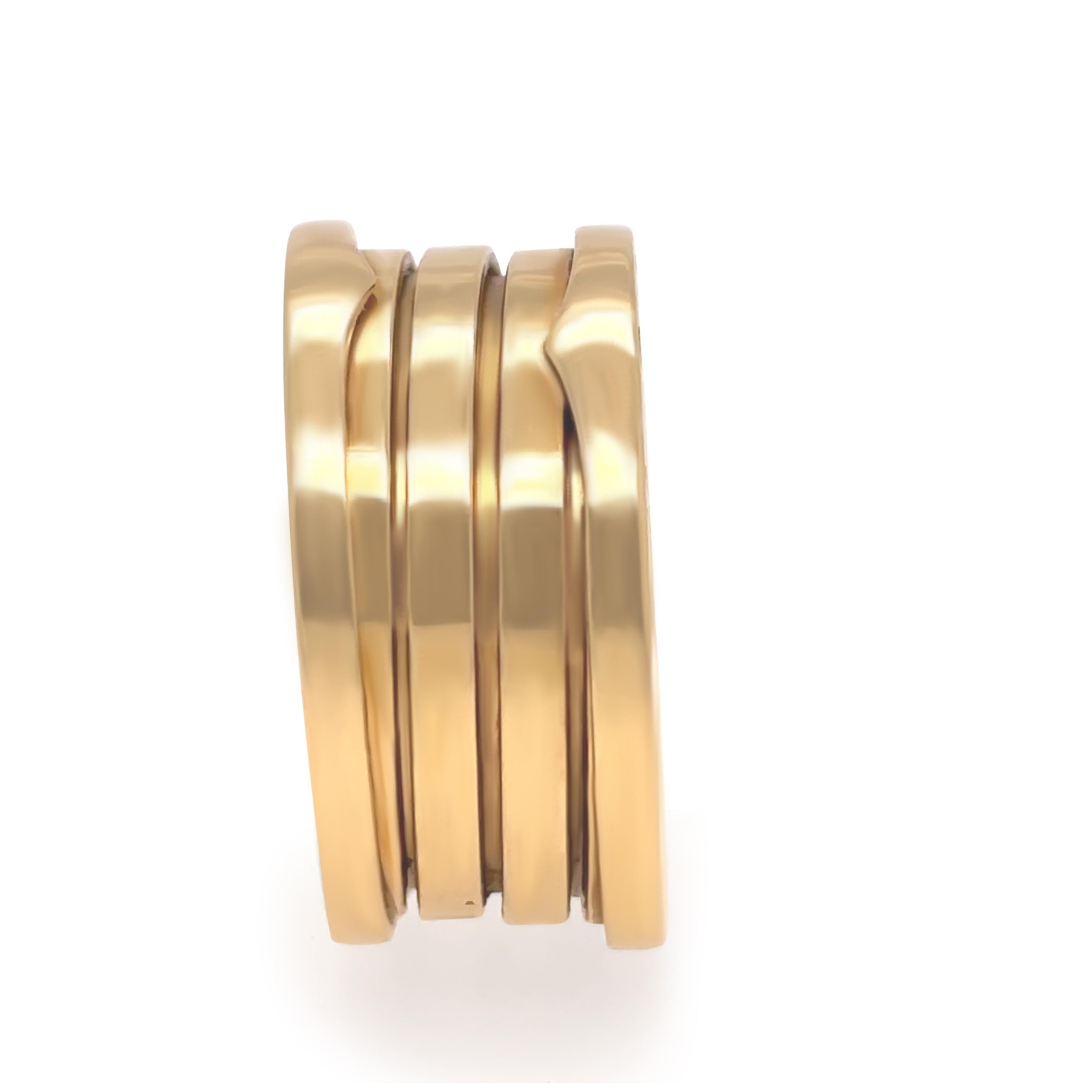 Pièce emblématique de la collection Bvlgari B.Zero1, cette bague à quatre anneaux est réalisée dans un luxueux or jaune 18 ct et met en valeur l'audacieuse spirale architecturale inspirée du Colisée de Rome. Avec sa signature d'élégance moderne,