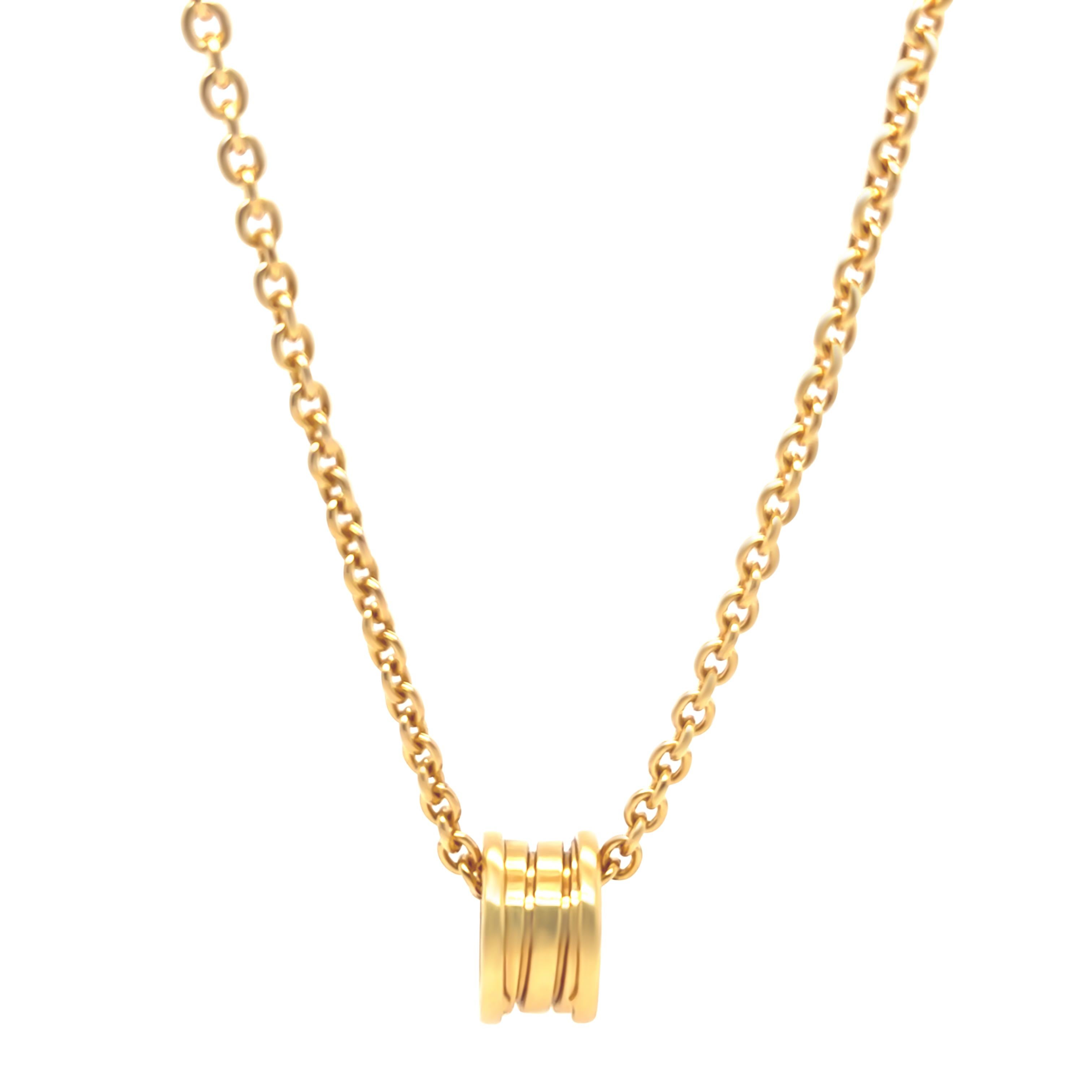 Ce collier Bvlgari rare et luxueux présente une chaîne Catene audacieuse en or jaune 18ct, associée au mini-pendentif iconique B.Zero1. Le design met en valeur l'esthétique moderne incomparable de Bvlgari, offrant une combinaison frappante de forme