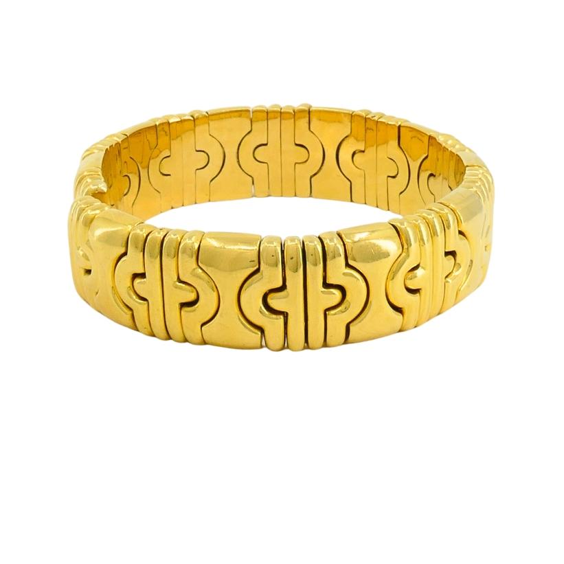 This vintage Bulgari Parentesi bangle bracelet is a great example of the brand’s distinctive design language. Crafted in 18k yellow gold, the bangle measures 6.5 inches in inner circumference and half an inch in width, with a weight of 96.6 grams.