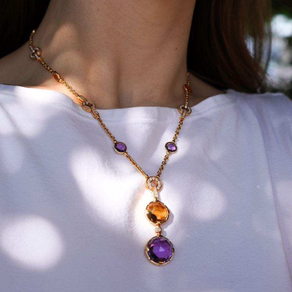 Diese Parentesi-Halskette von Bvlgari ist aus 18 Karat Roségold gefertigt und zeichnet sich durch runde Motive aus, die mit runden Diamanten im Brillantschliff besetzt sind und insgesamt etwa 1,50 Karat ergeben. Die Kette und der Anhänger sind mit