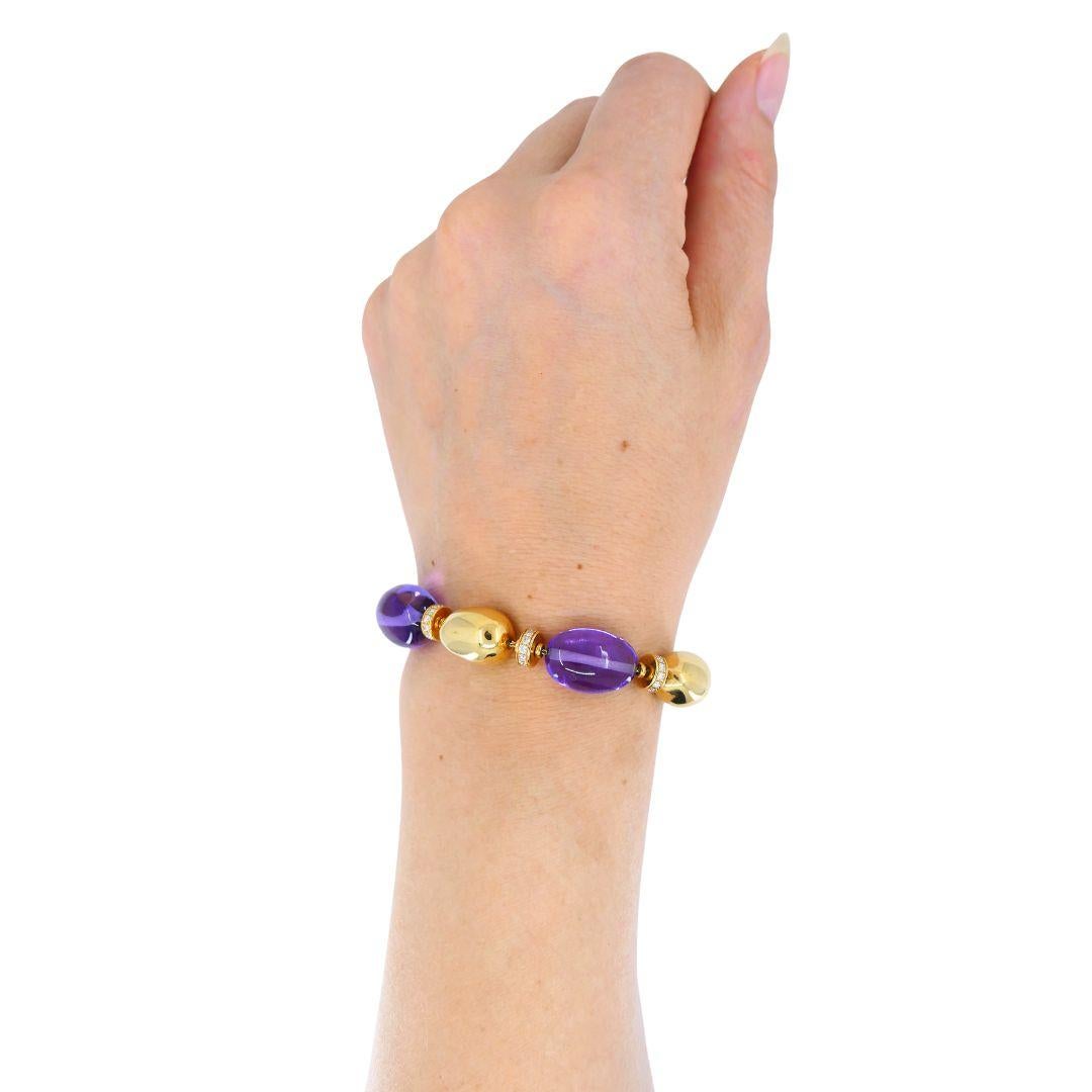 Esta pulsera Bvlgari forma parte de la colección Sassi, un diseño introducido a finales de la década de 1990 y principios de la de 2000, conocido por su uso de formas de gemas orgánicas de contornos suaves. Elaborada en oro amarillo de 18 quilates,