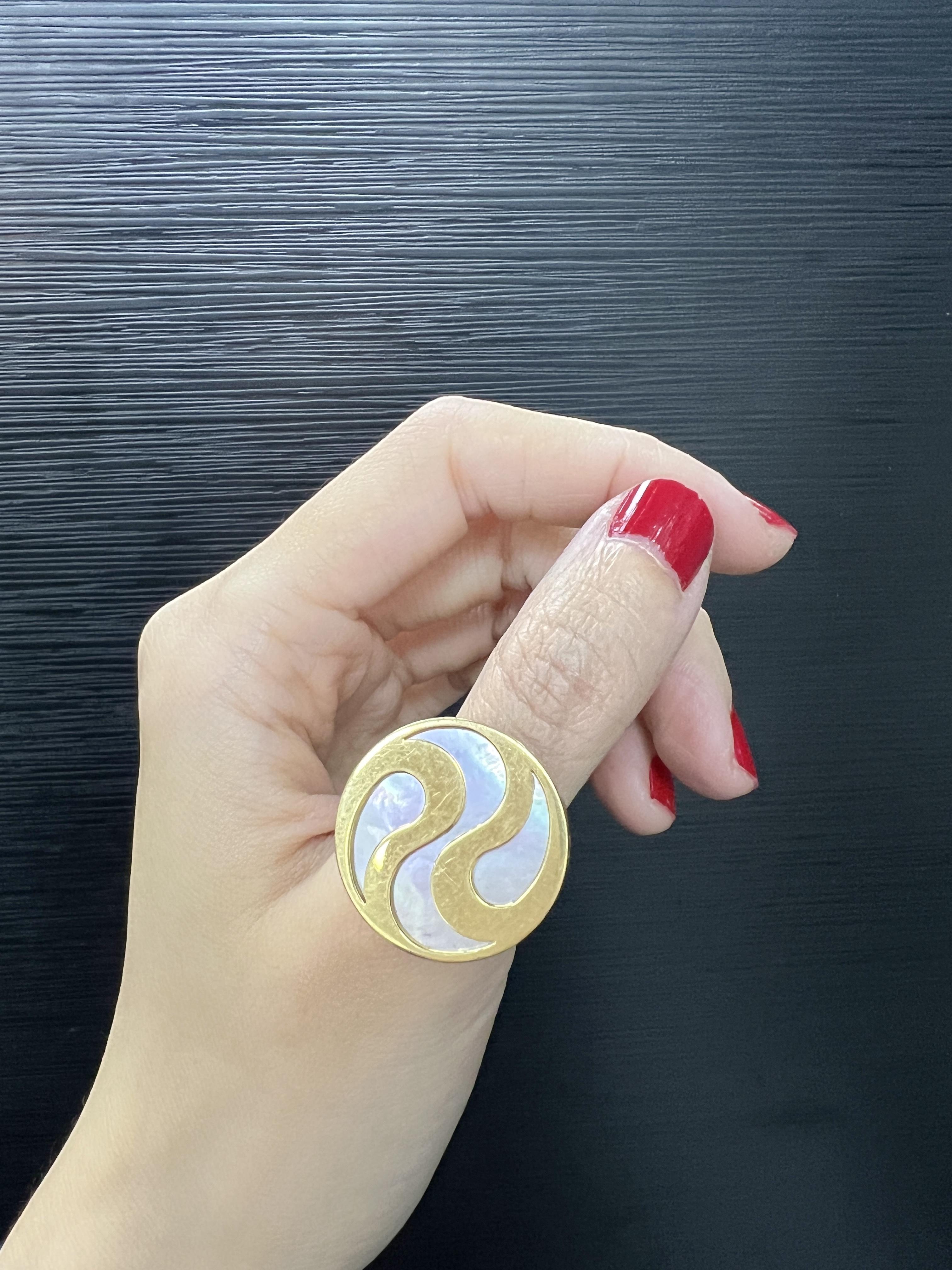 Bvlgari 18k Gold and Mother of Pearl Spinning Ring For Sale 2