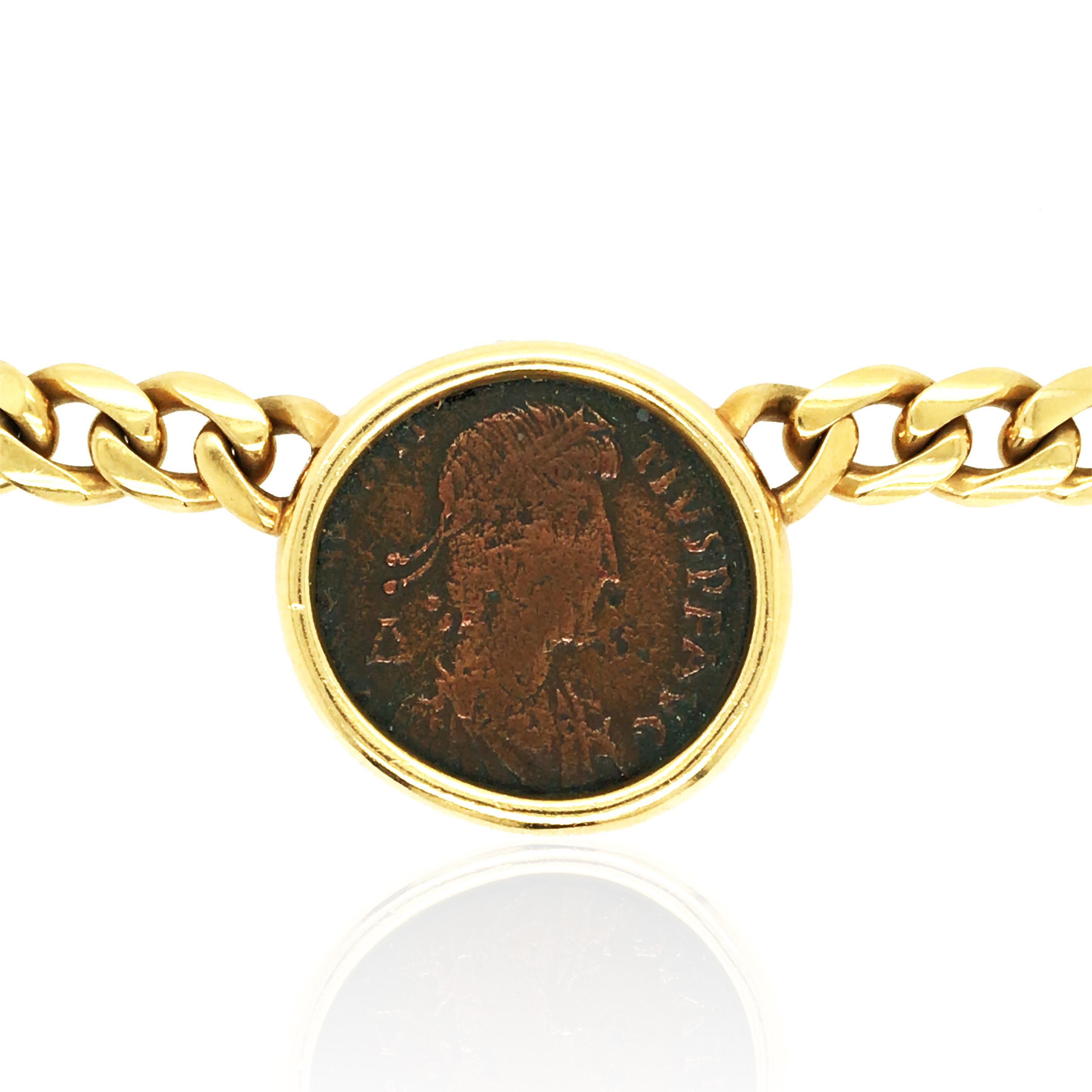 This Bulgari coin necklace is a classic piece from the brand’s collection in the last century, symbolizing the inheritance of history and wealth, making it a legendary design in the world of jewelry. The exquisite 18K gold chain complements the
