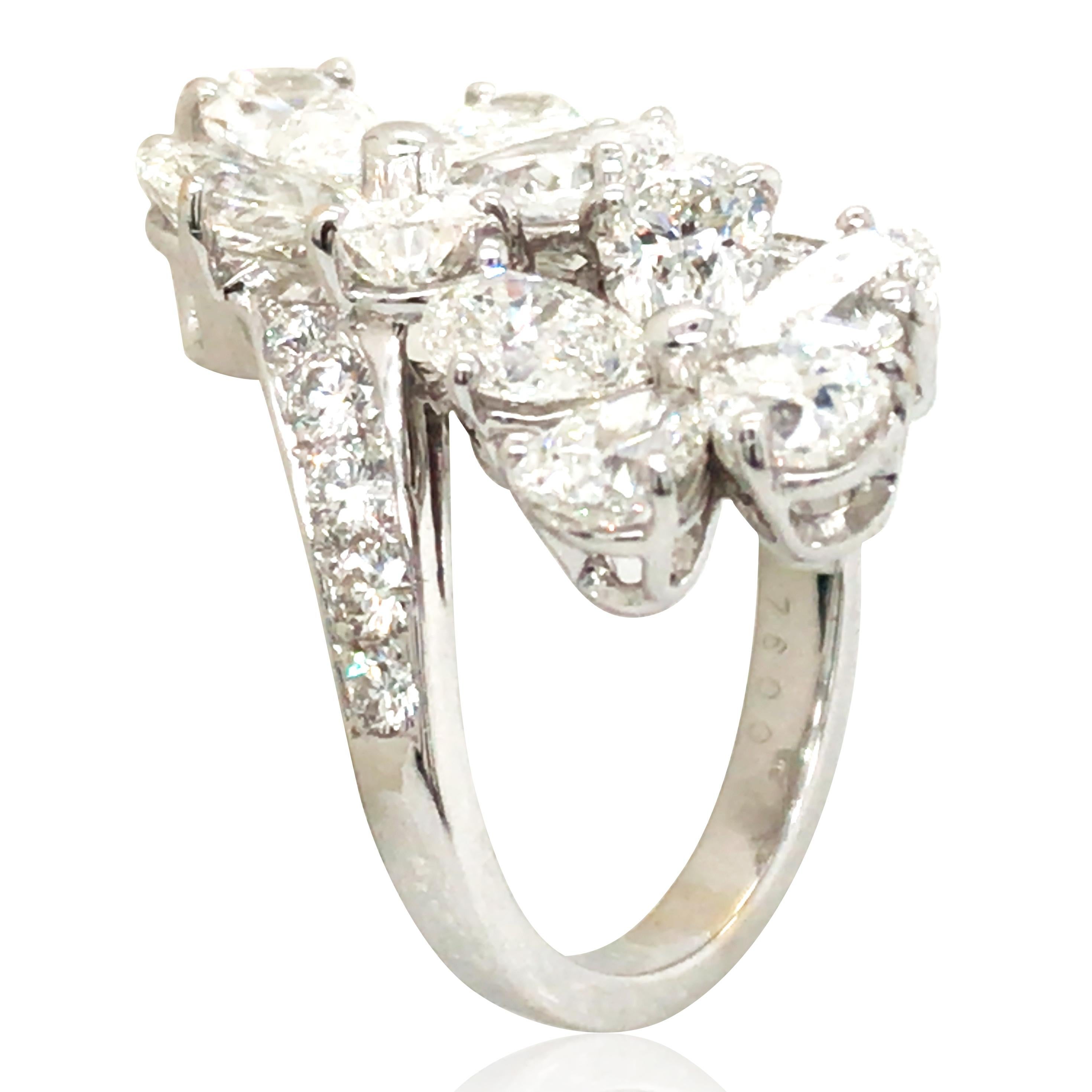 Questo anello di Bulgari è caratterizzato da un design a fiore con tutti i diamanti, che mette in mostra uno stile elegante e dinamico. Al centro dell'anello sono incastonati diamanti del peso di circa 0,5ct e 0,4ct, per un peso totale di circa