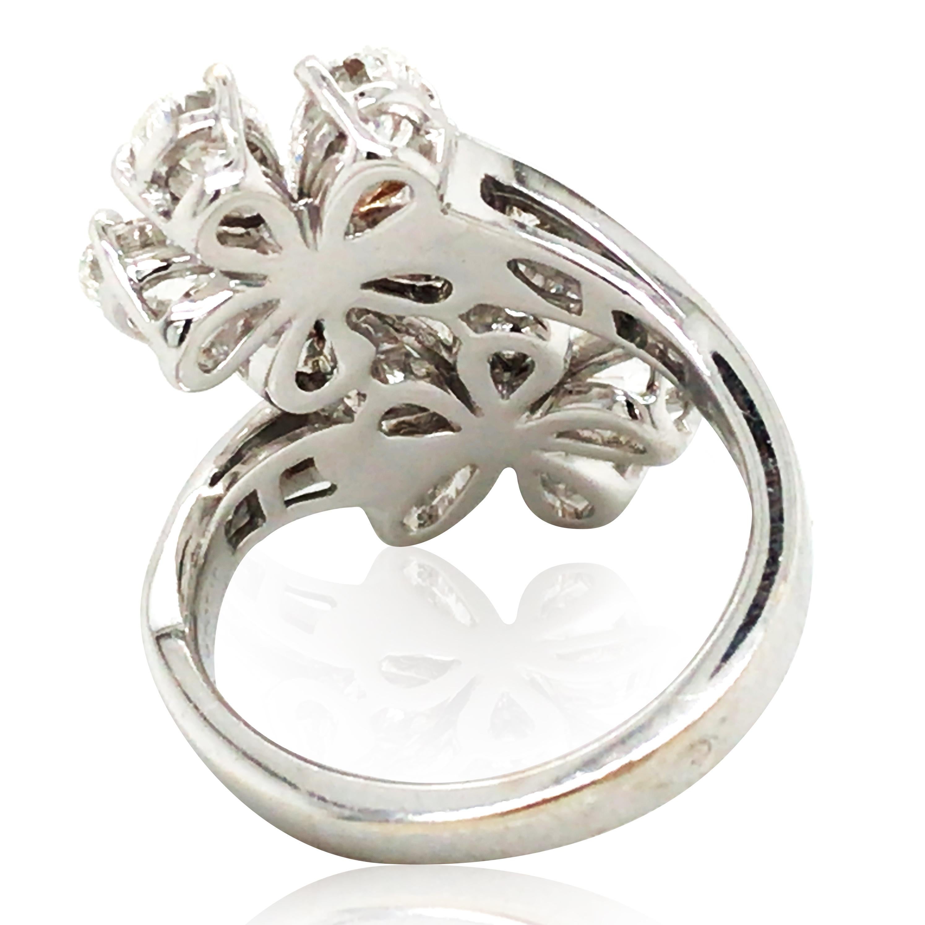Bvlgari, Anello con fiore di diamante in oro 18 carati In condizioni buone in vendita a New York, NY