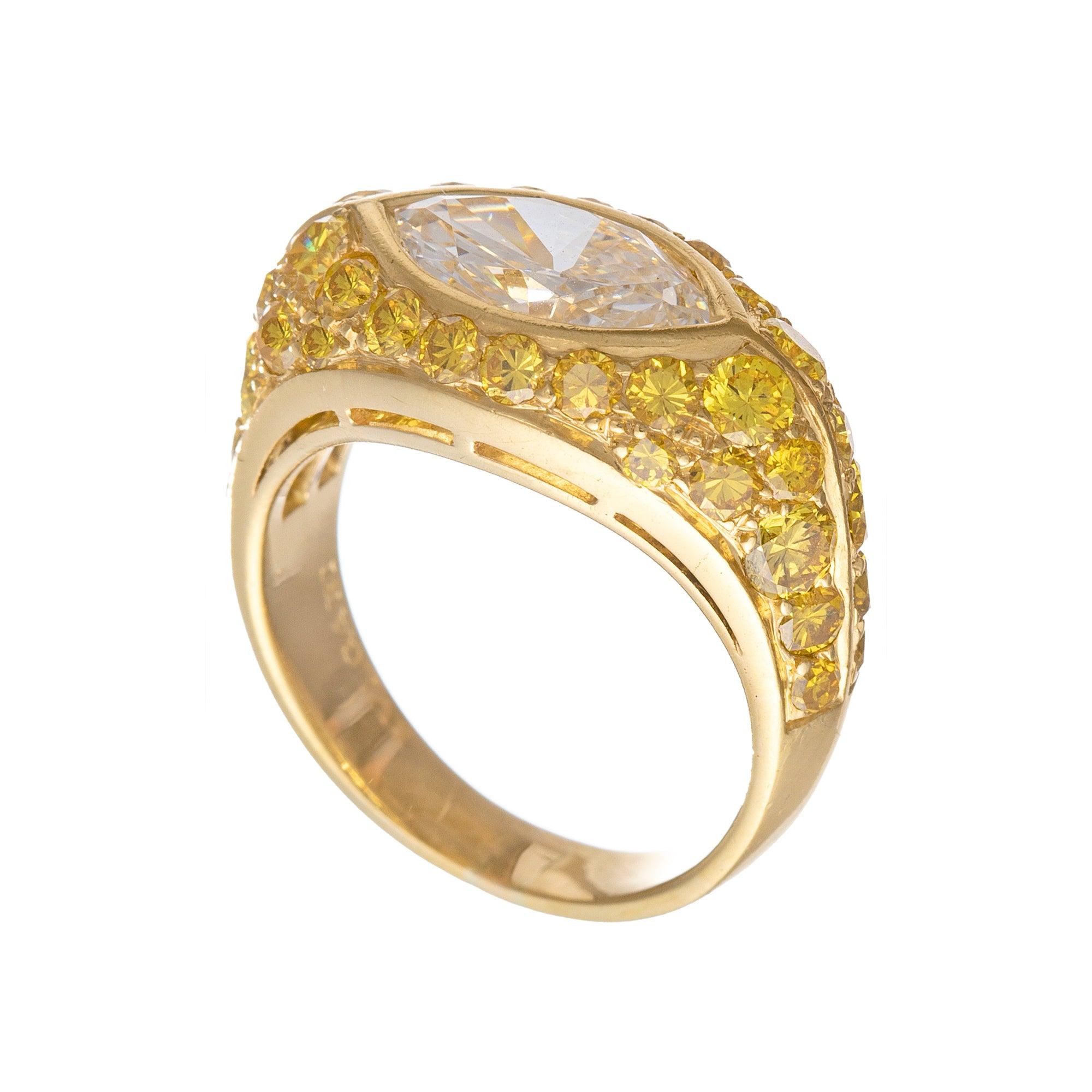 Anello con diamante bianco e giallo in stile Bombé di Bvlgari, caratterizzato da una forma arrotondata a cupola per una sensazione tridimensionale e lussuosa.  Diamante bianco marquise centrale di 1,44 carati, incastonato in un castone orizzontale. 